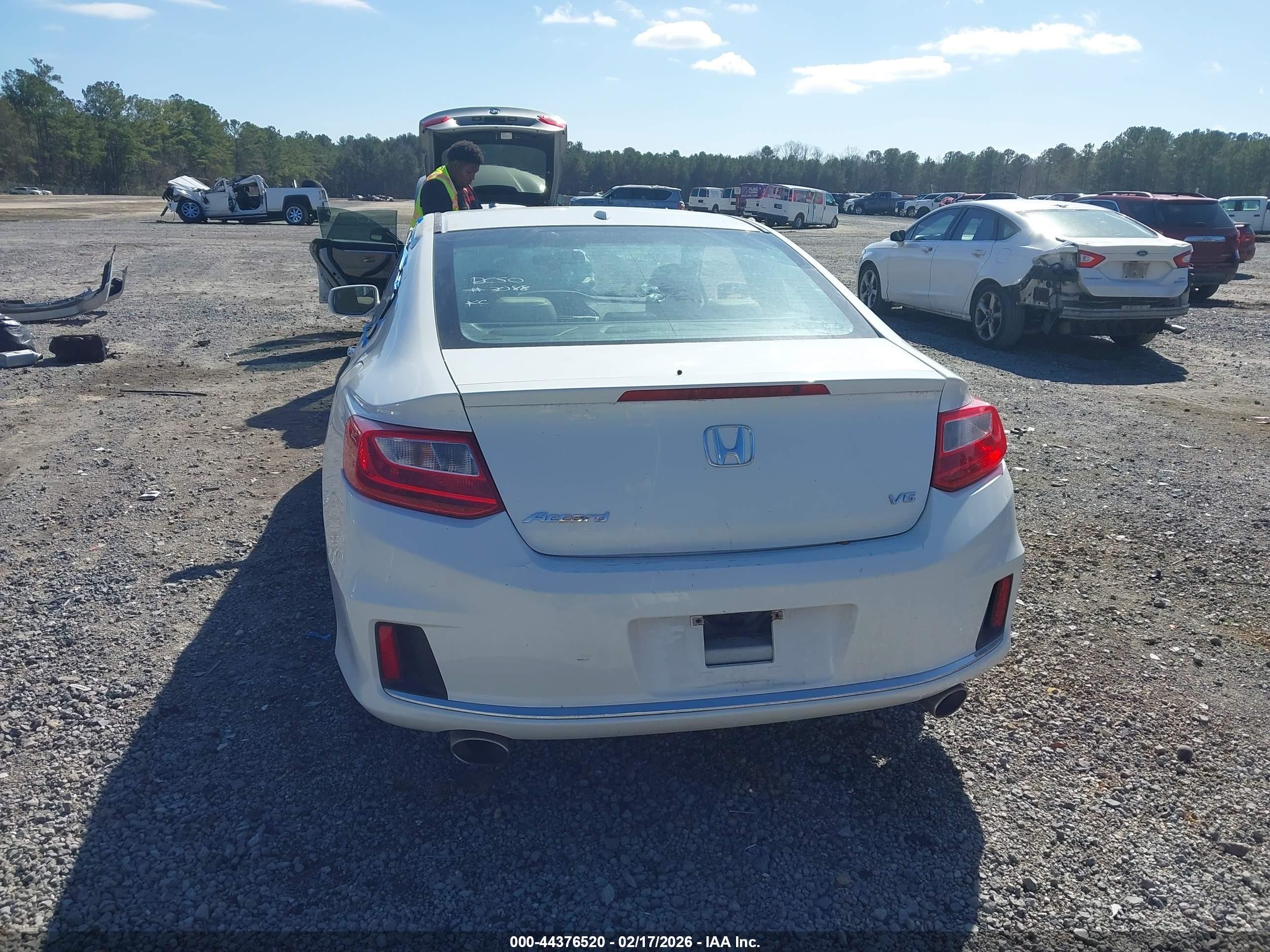 2013 Honda Accord Ex-l V-6 White vin: 1HGCT2B8XDA009700