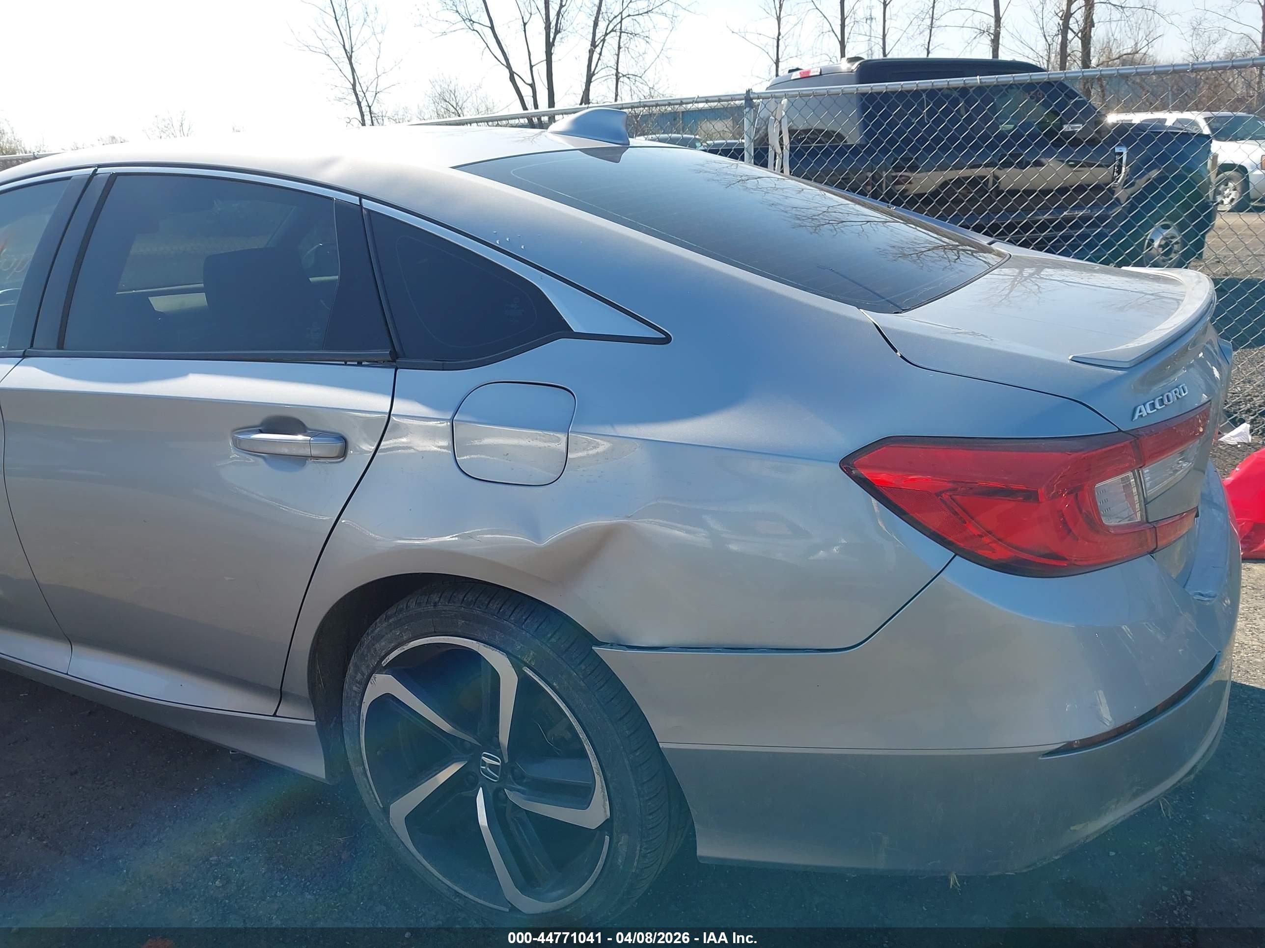 2018 Honda Accord Sport Silver vin: 1HGCV1F31JA008806