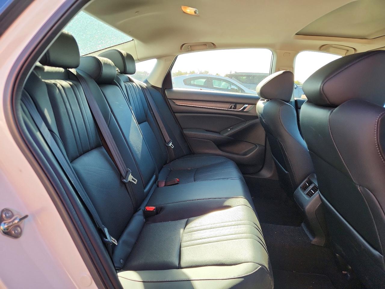 2018 Honda Accord Exl White vin: 1HGCV1F58JA108449