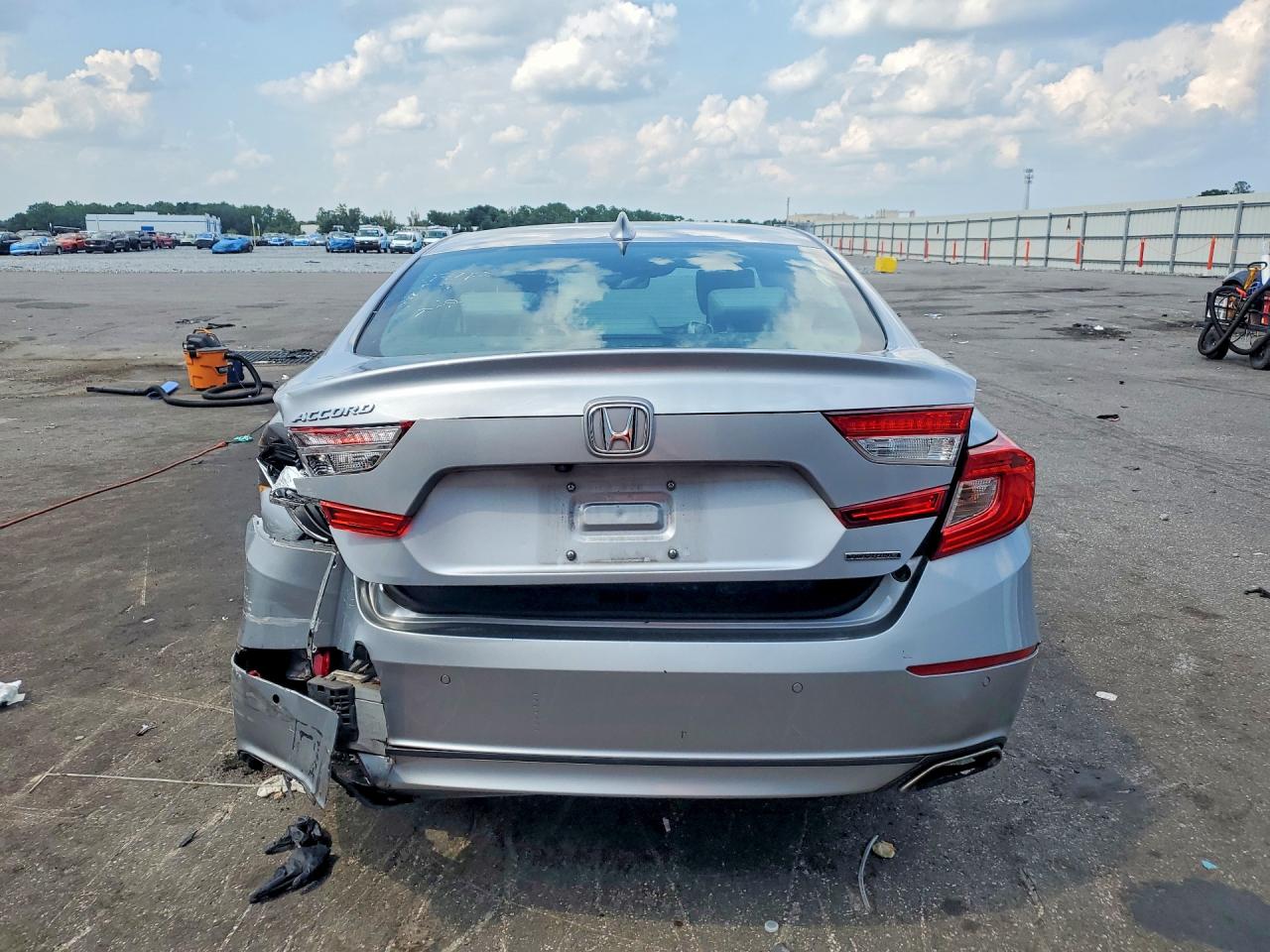 2018 Honda Accord Touring Silver vin: 1HGCV1F98JA077769