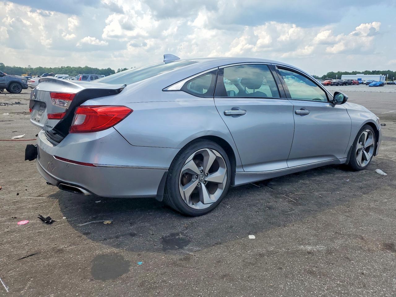 2018 Honda Accord Touring Silver vin: 1HGCV1F98JA077769