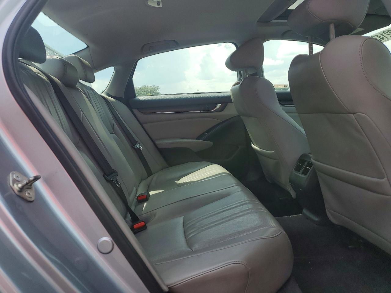 2018 Honda Accord Touring Silver vin: 1HGCV1F98JA077769