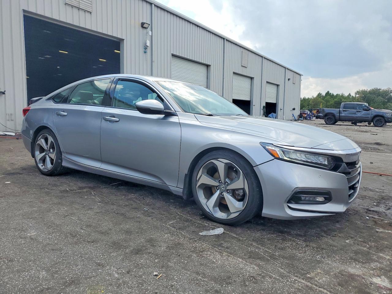 2018 Honda Accord Touring Silver vin: 1HGCV1F98JA077769