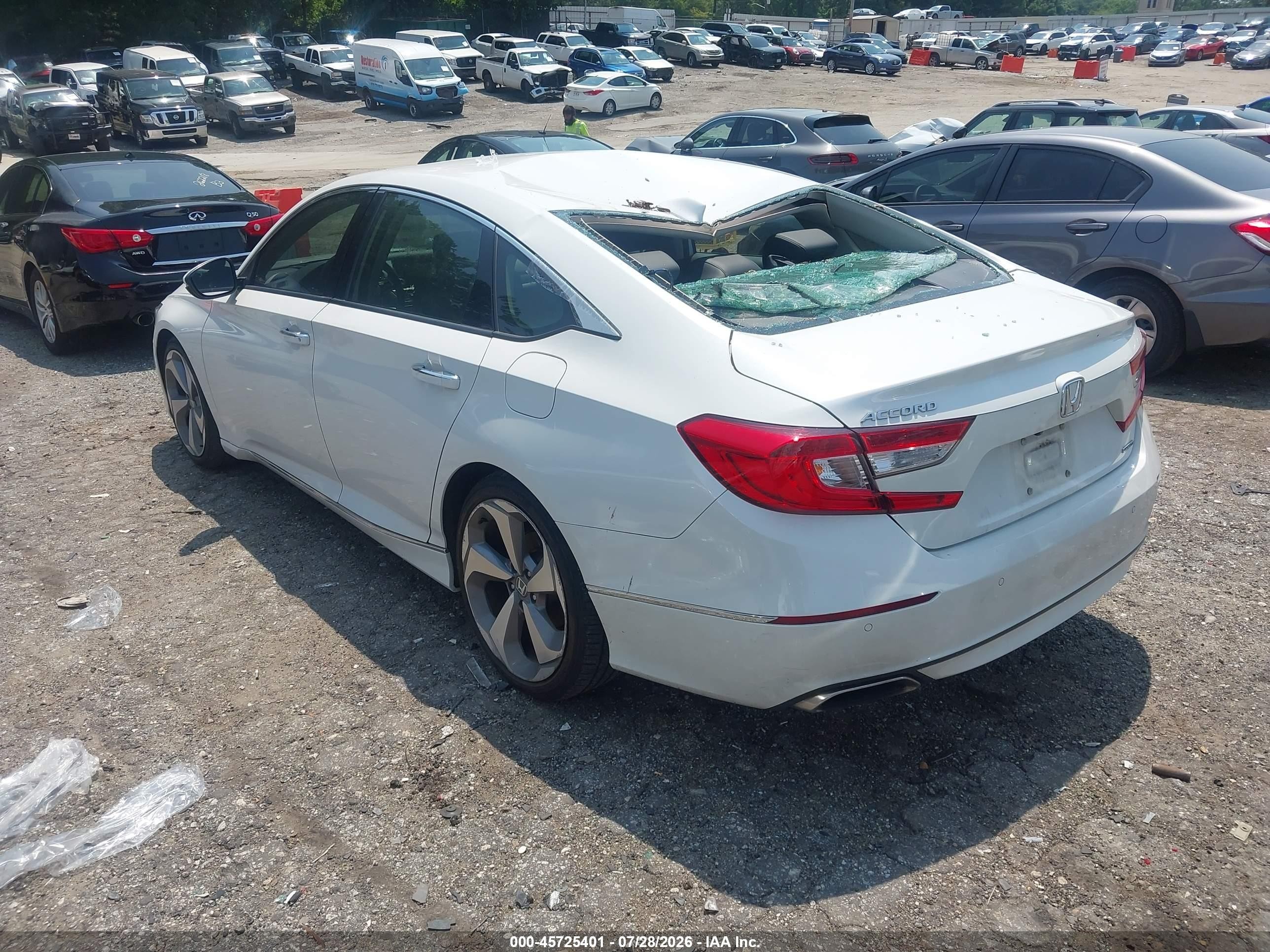 2018 Honda Accord Touring White vin: 1HGCV1F99JA008041