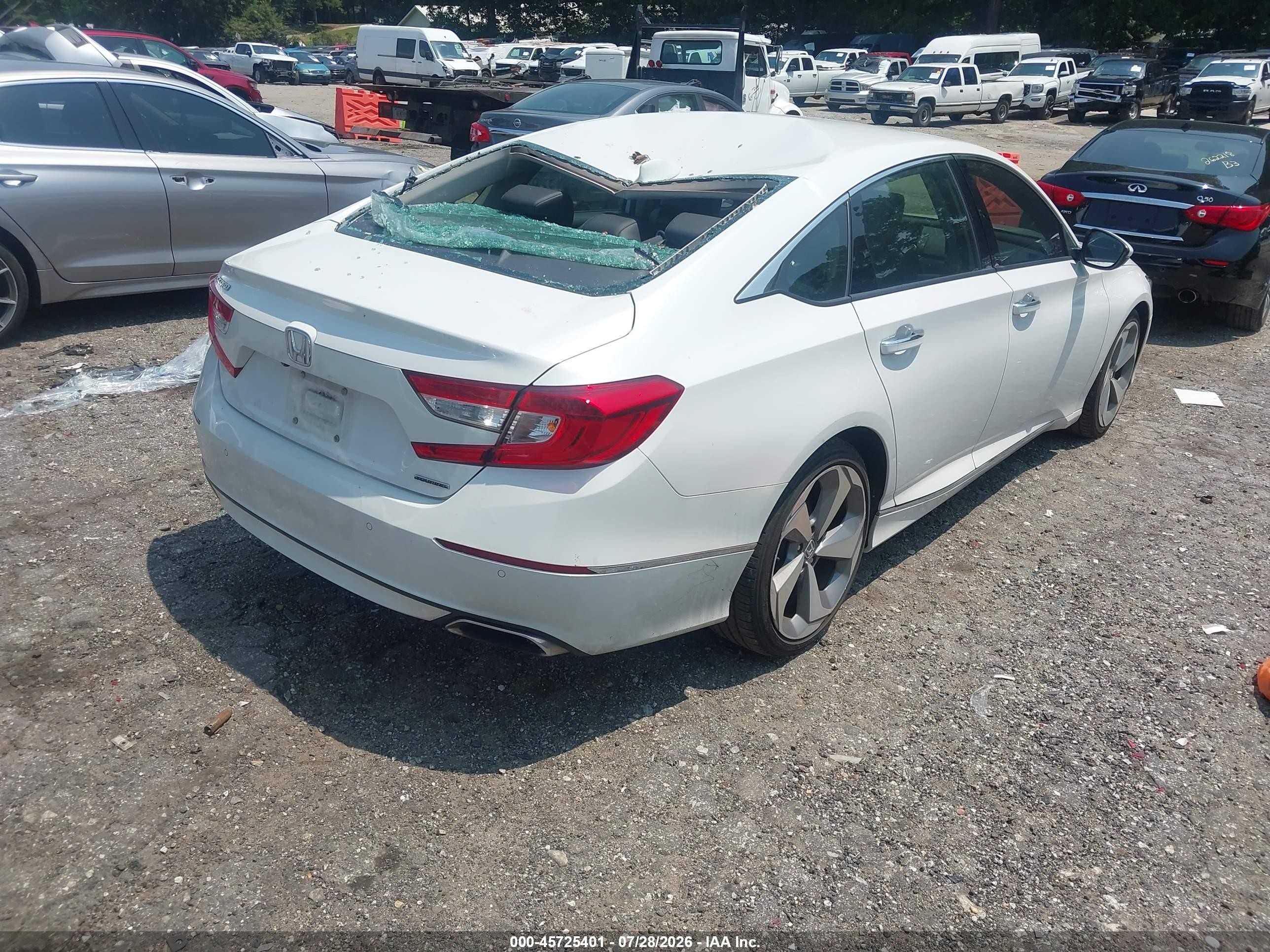2018 Honda Accord Touring White vin: 1HGCV1F99JA008041