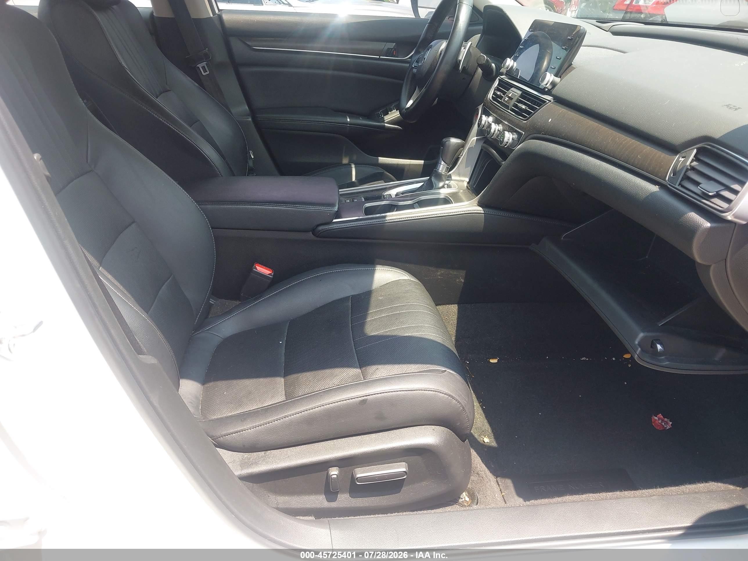 2018 Honda Accord Touring White vin: 1HGCV1F99JA008041