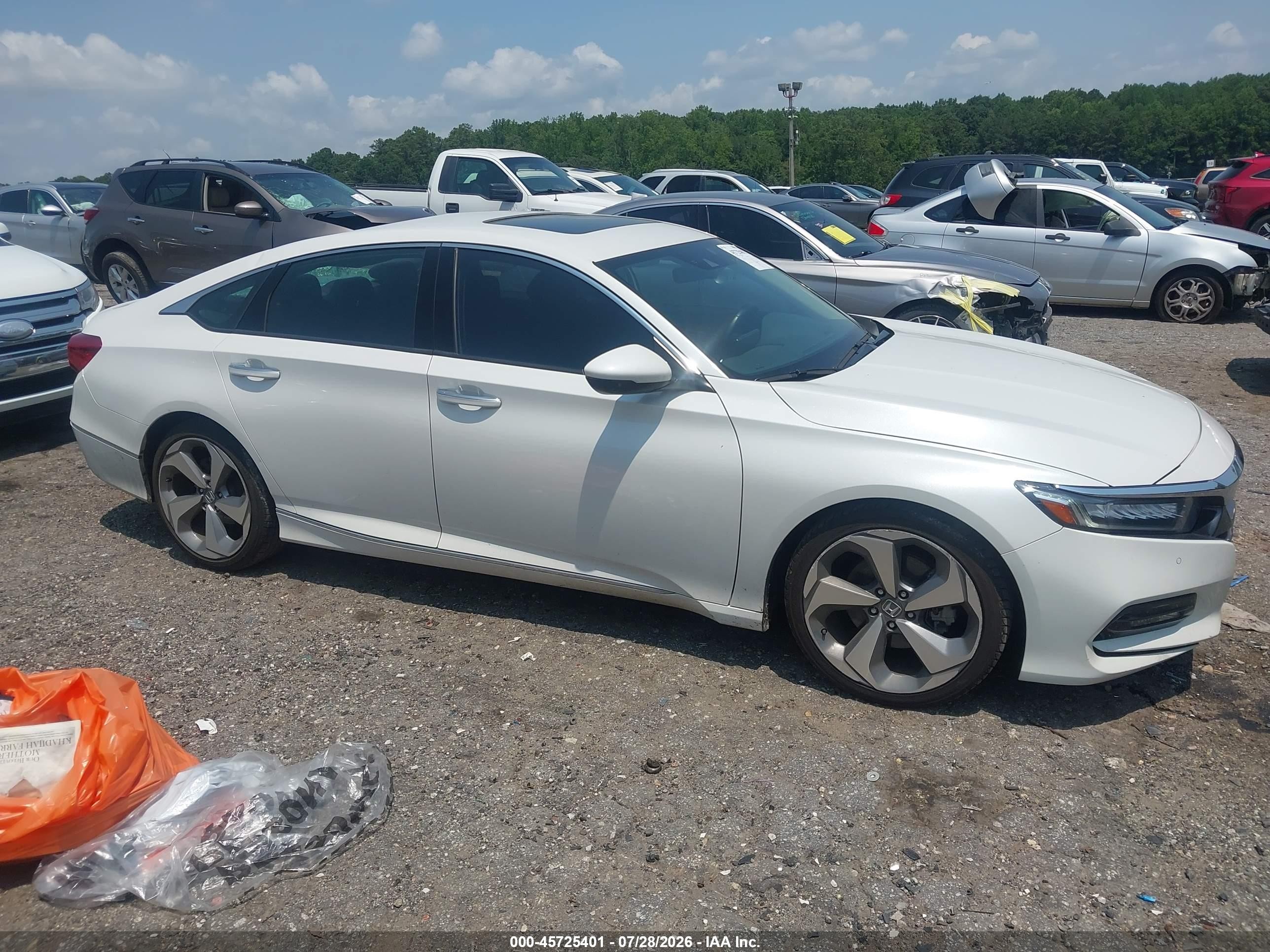 2018 Honda Accord Touring White vin: 1HGCV1F99JA008041