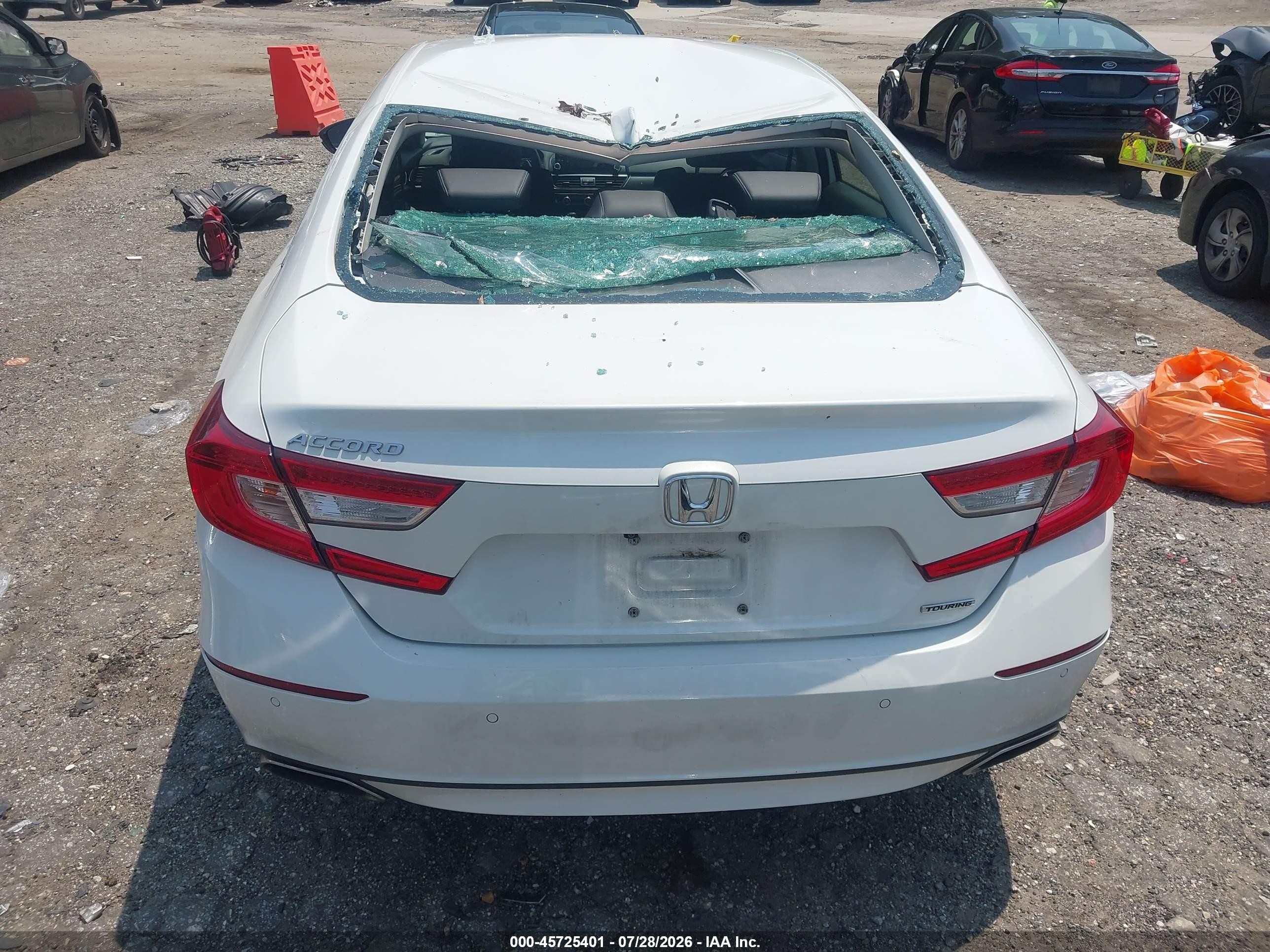 2018 Honda Accord Touring White vin: 1HGCV1F99JA008041