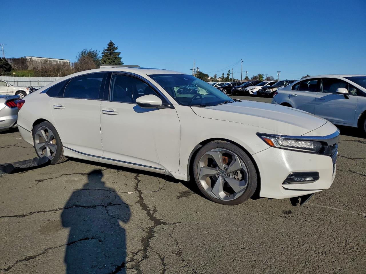 2018 Honda Accord Touring White vin: 1HGCV2F98JA004763