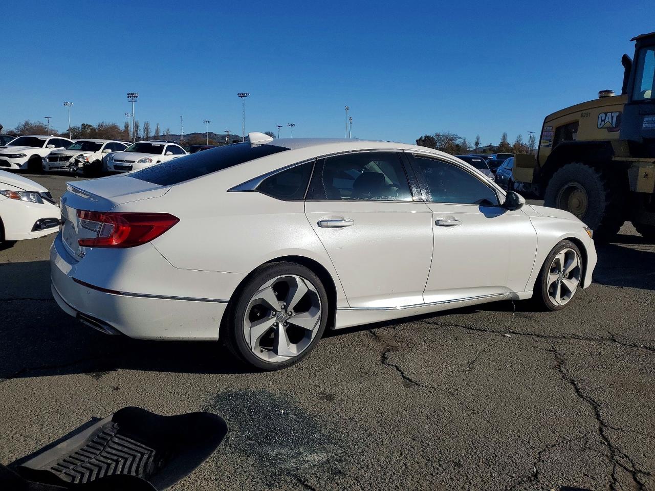 2018 Honda Accord Touring White vin: 1HGCV2F98JA004763