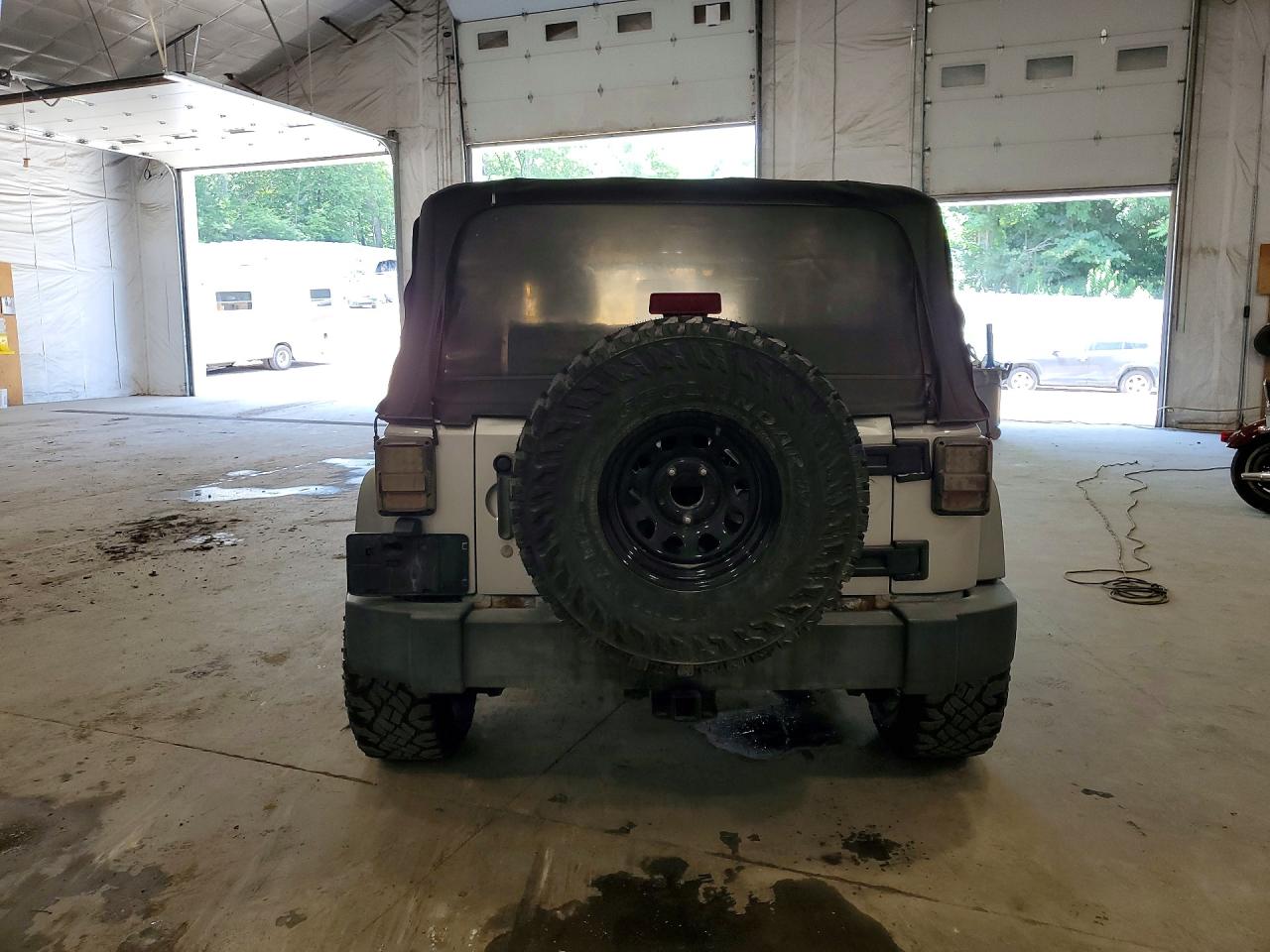2011 Jeep Wrangler Sport Silver vin: 1J4AA2D10BL511266