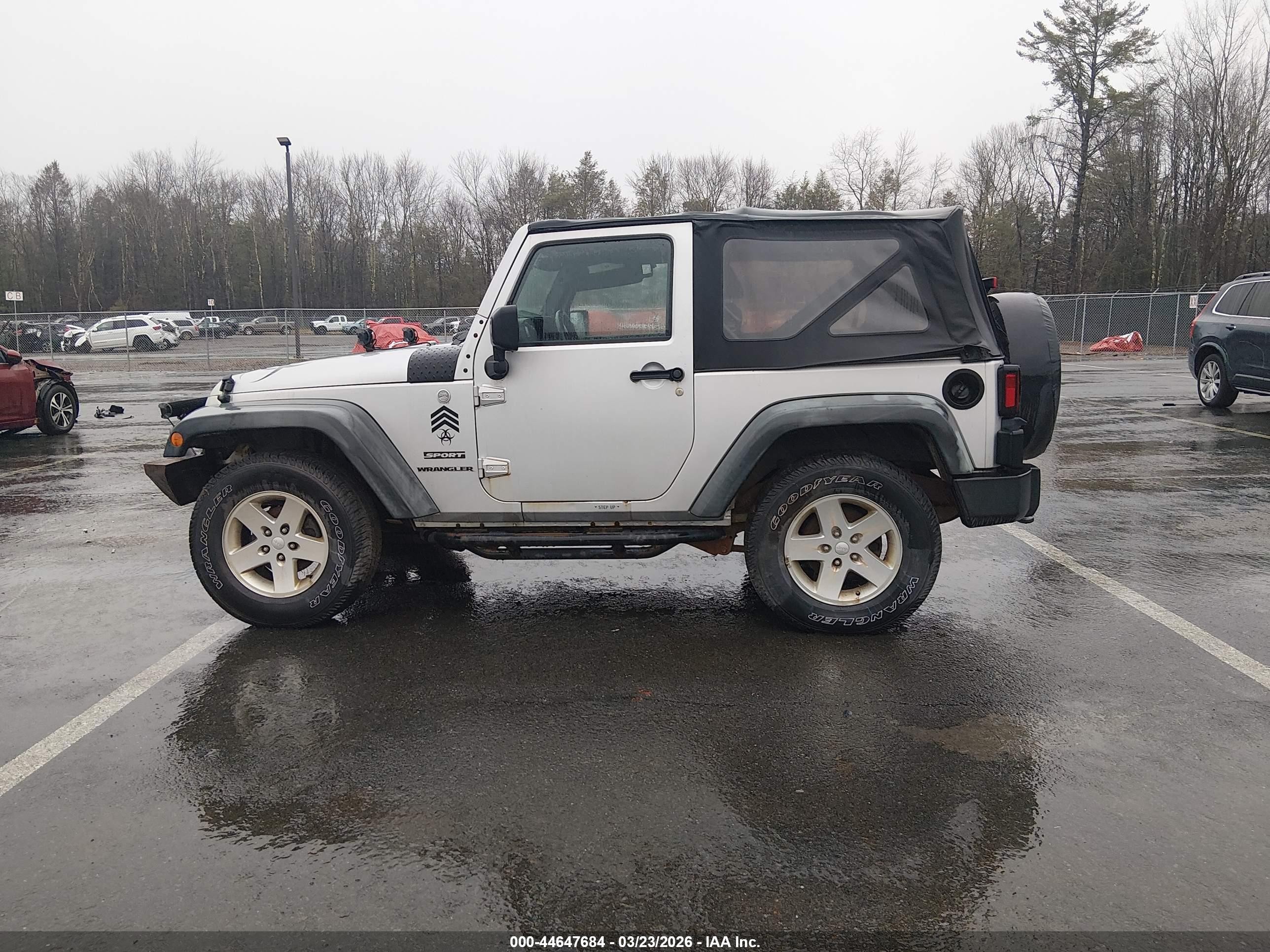 2011 Jeep Wrangler Sport Silver vin: 1J4AA2D12BL514041