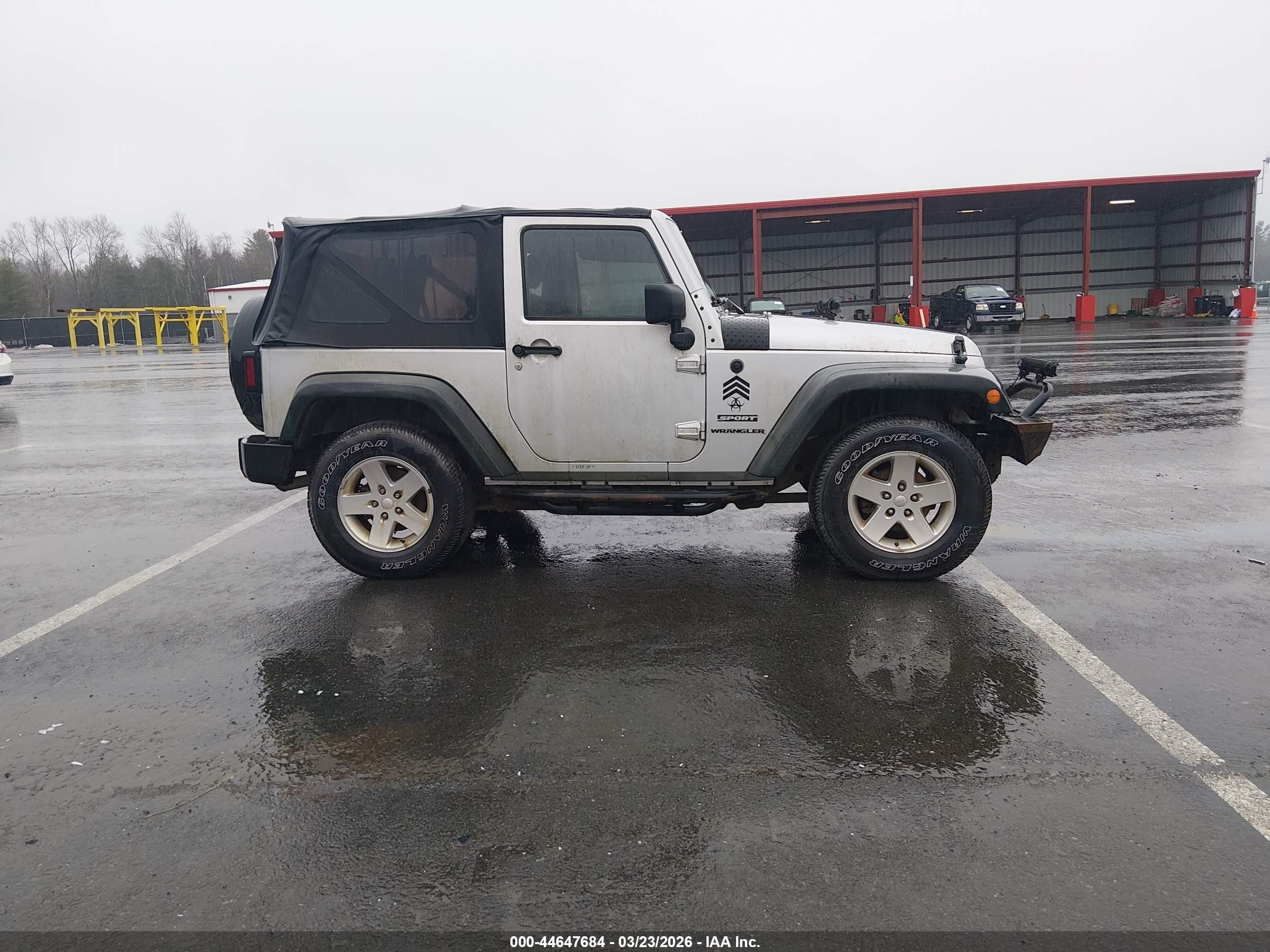 2011 Jeep Wrangler Sport Silver vin: 1J4AA2D12BL514041