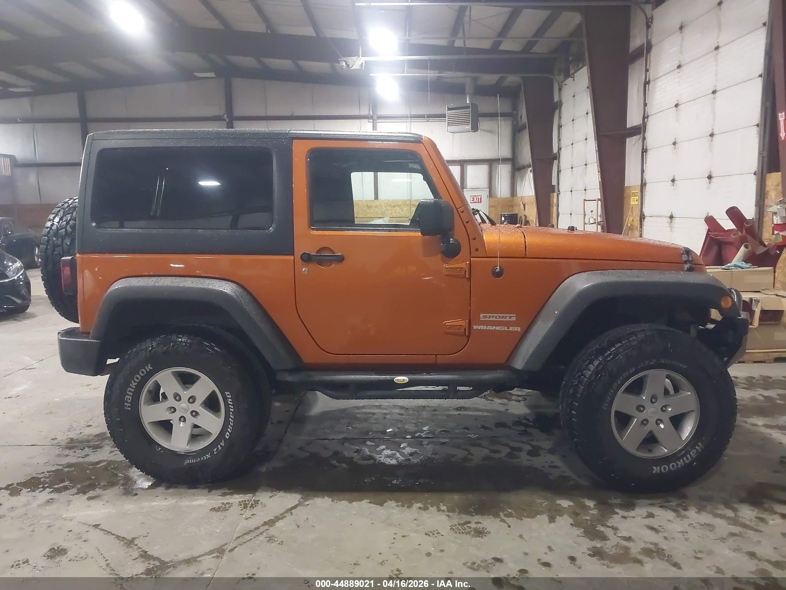 2011 Jeep Wrangler Sport Orange vin: 1J4AA2D13BL503940