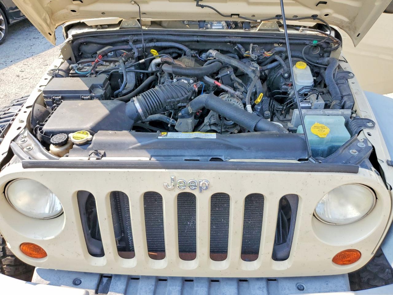 2011 Jeep Wrangler Sport Cream vin: 1J4AA2D17BL525312