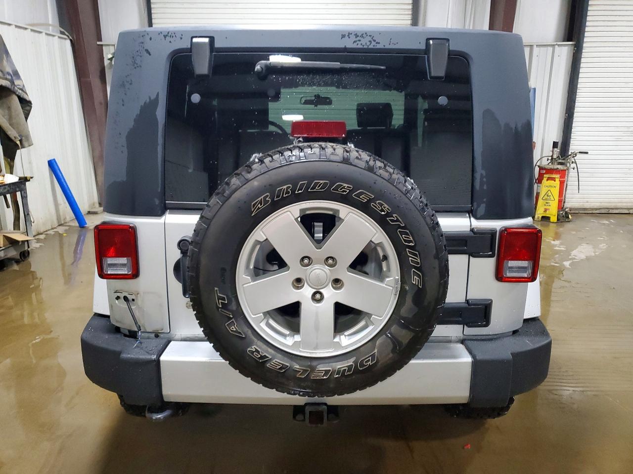 2010 Jeep Wrangler Sahara Silver vin: 1J4AA5D15AL214901