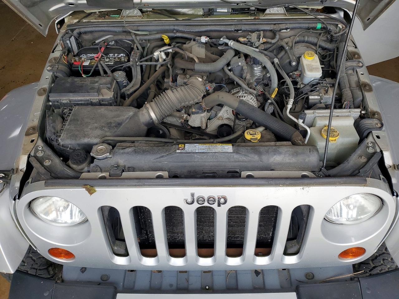 2010 Jeep Wrangler Sahara Silver vin: 1J4AA5D15AL214901