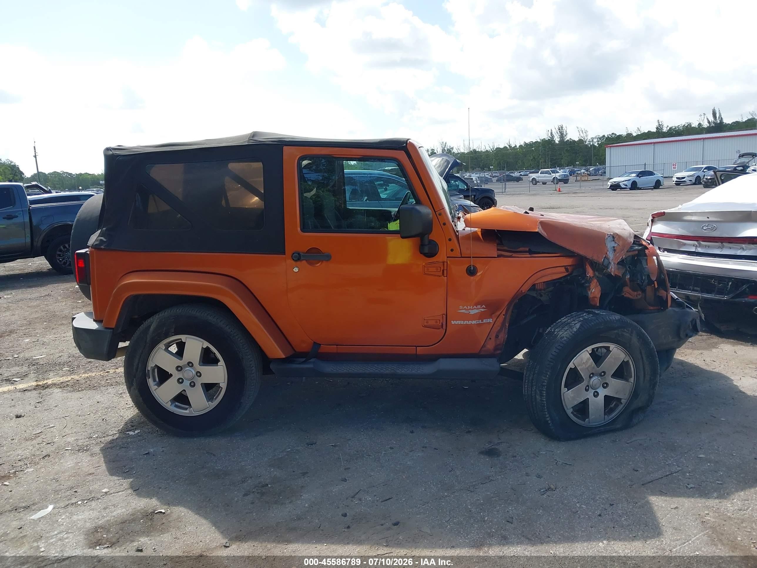 2011 Jeep Wrangler Sahara Оранжевый vin: 1J4AA5D16BL606349