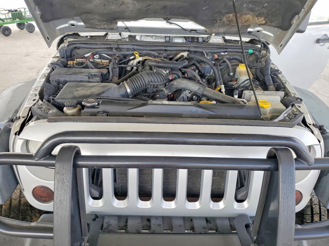 2011 Jeep Wrangler Sahara Silver vin: 1J4AA5D17BL541401