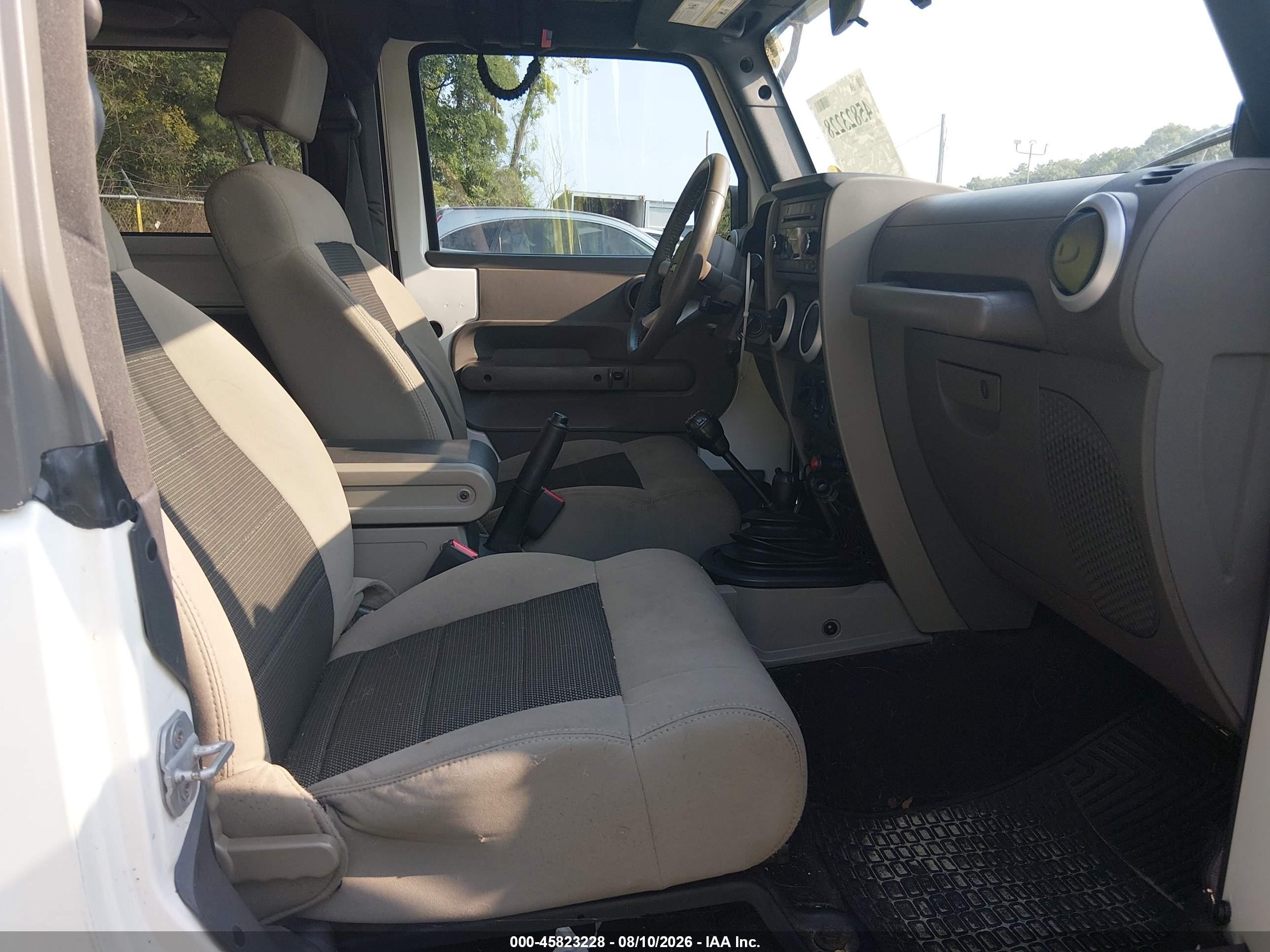 2010 Jeep Wrangler Sahara White vin: 1J4AA5D1XAL208415