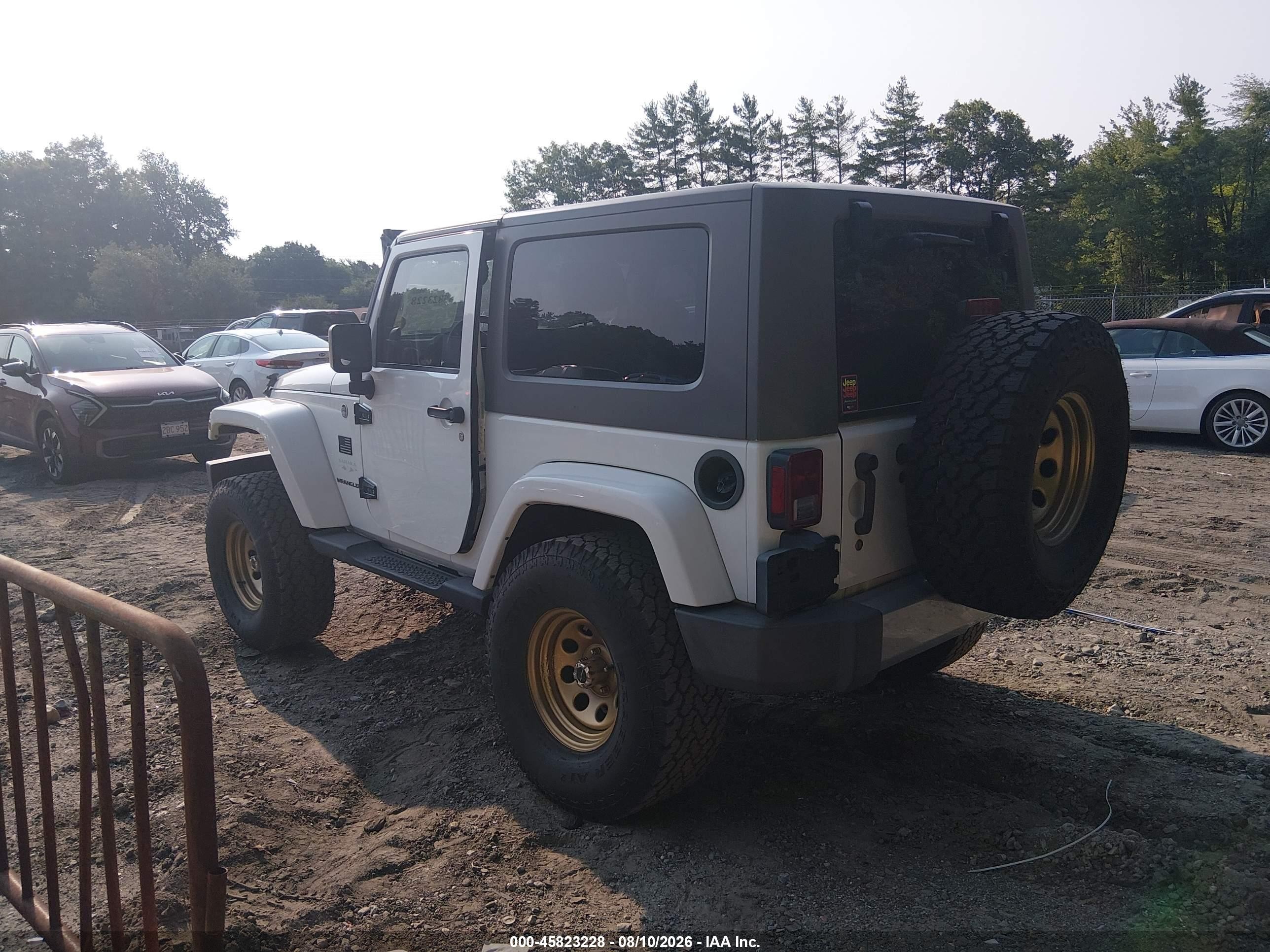 2010 Jeep Wrangler Sahara White vin: 1J4AA5D1XAL208415