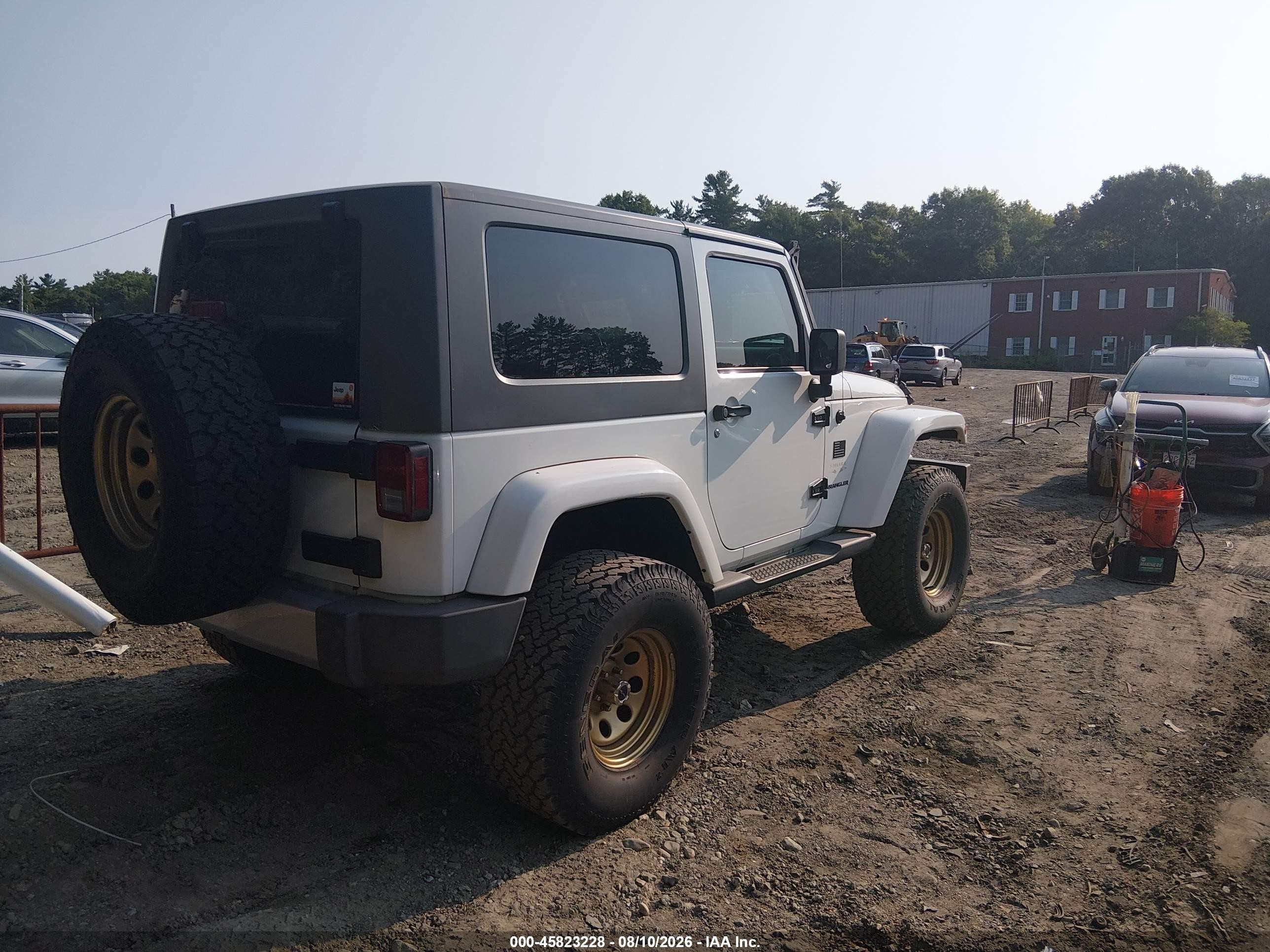 2010 Jeep Wrangler Sahara White vin: 1J4AA5D1XAL208415