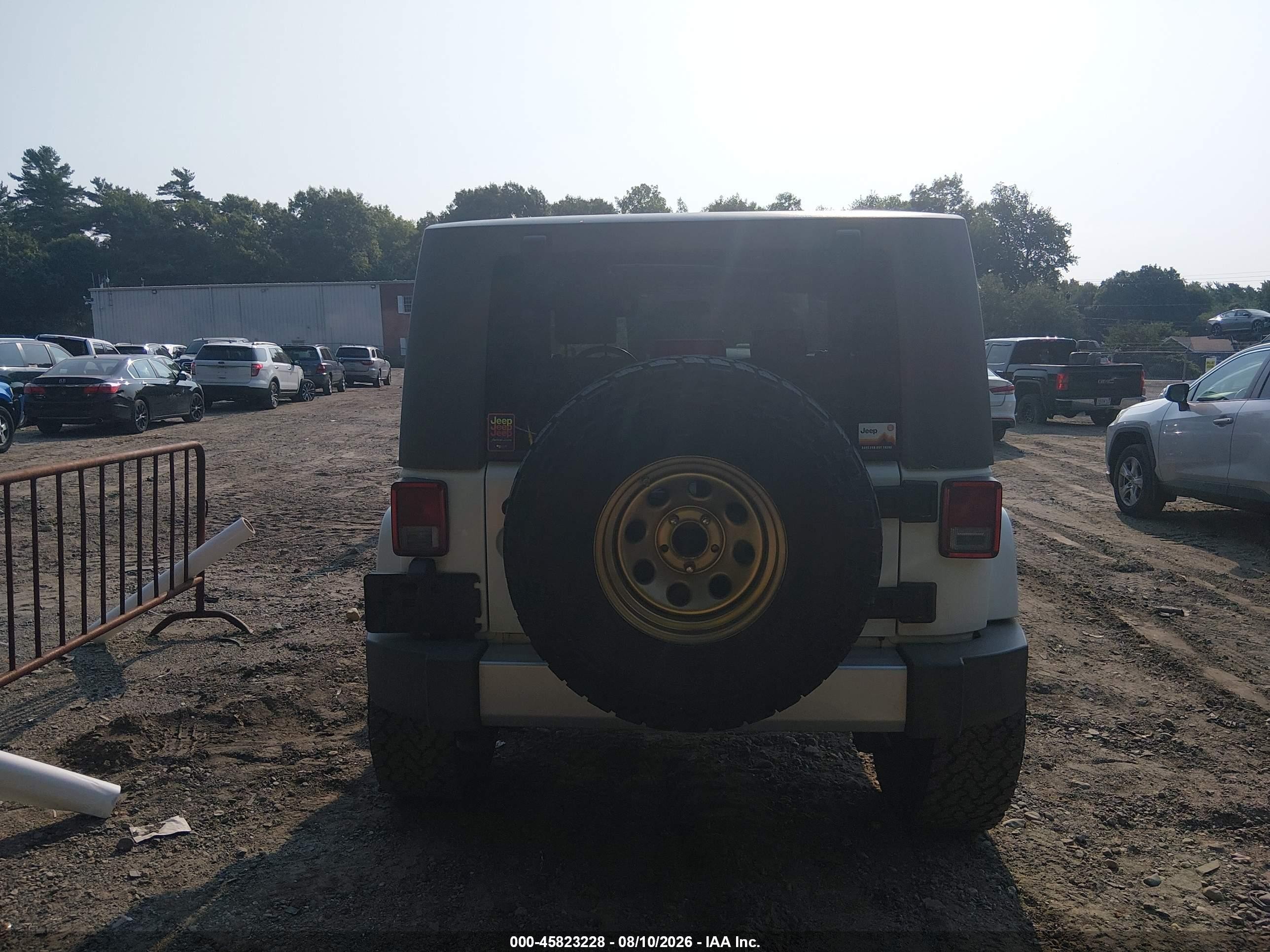 2010 Jeep Wrangler Sahara White vin: 1J4AA5D1XAL208415