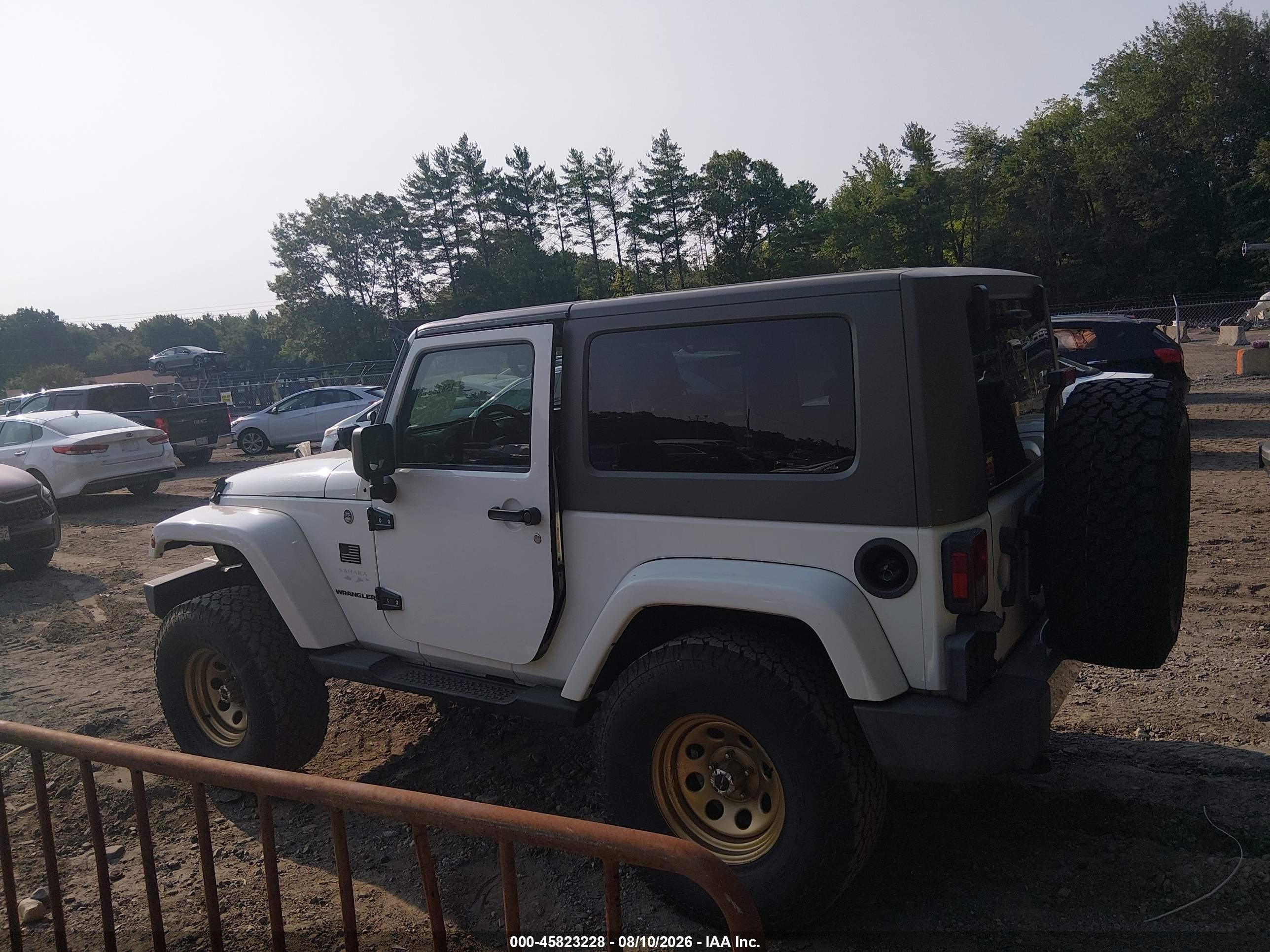 2010 Jeep Wrangler Sahara White vin: 1J4AA5D1XAL208415