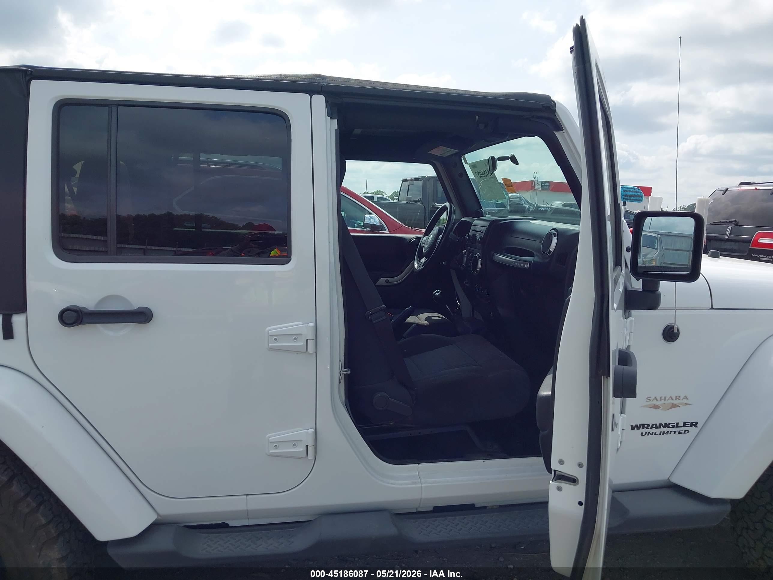 2011 Jeep Wrangler Unlimited Sahara White vin: 1J4BA5H11BL627186