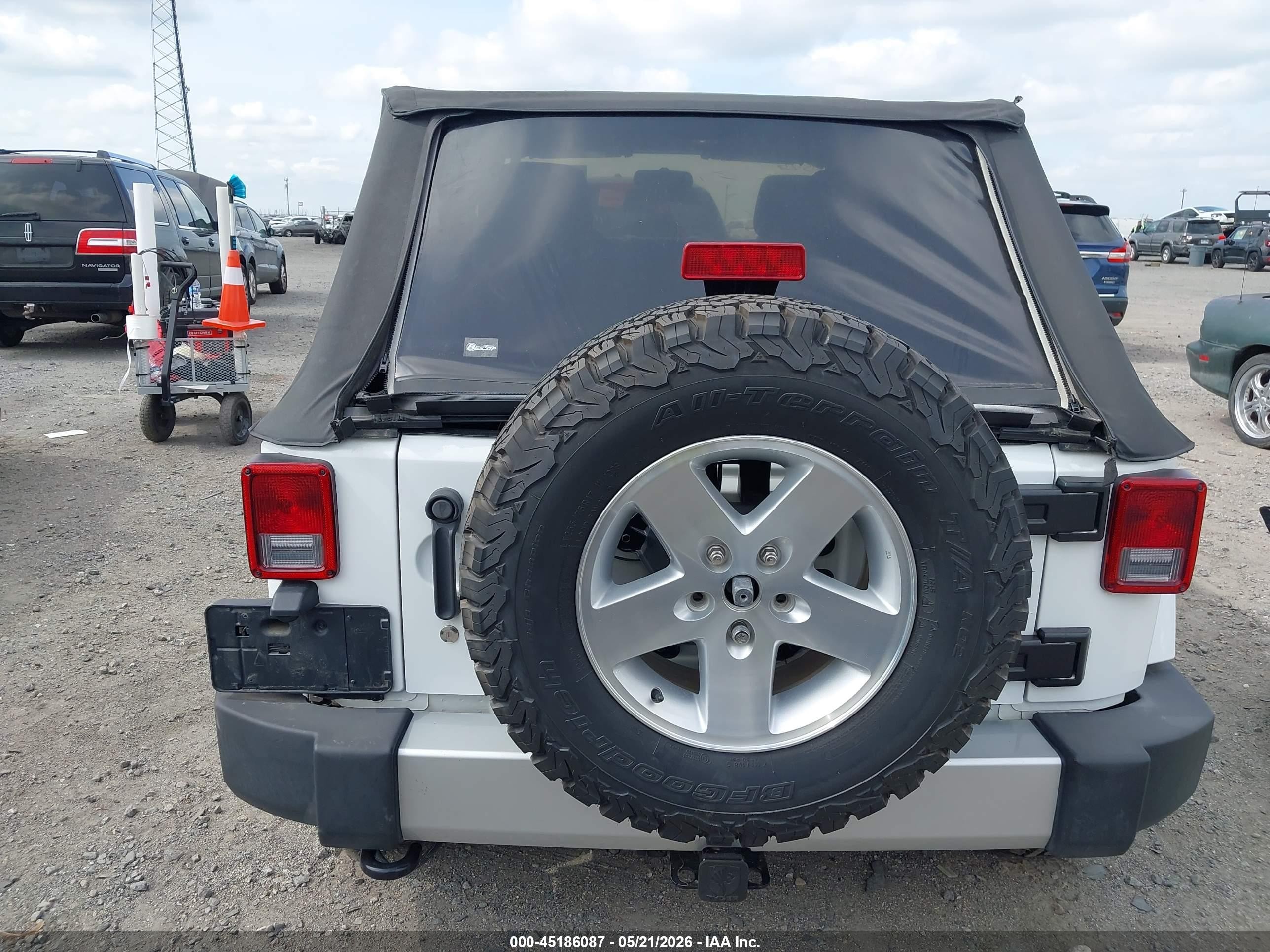 2011 Jeep Wrangler Unlimited Sahara White vin: 1J4BA5H11BL627186