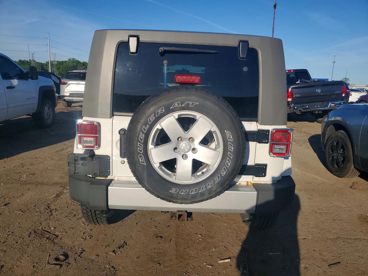 2010 Jeep Wrangler Unlimited Sahara White vin: 1J4BA5H13AL214300