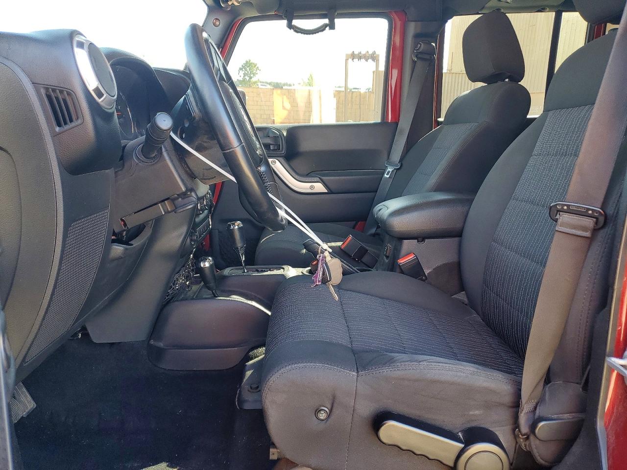 2011 Jeep Wrangler Unlimited Sahara Burgundy vin: 1J4BA5H13BL559005