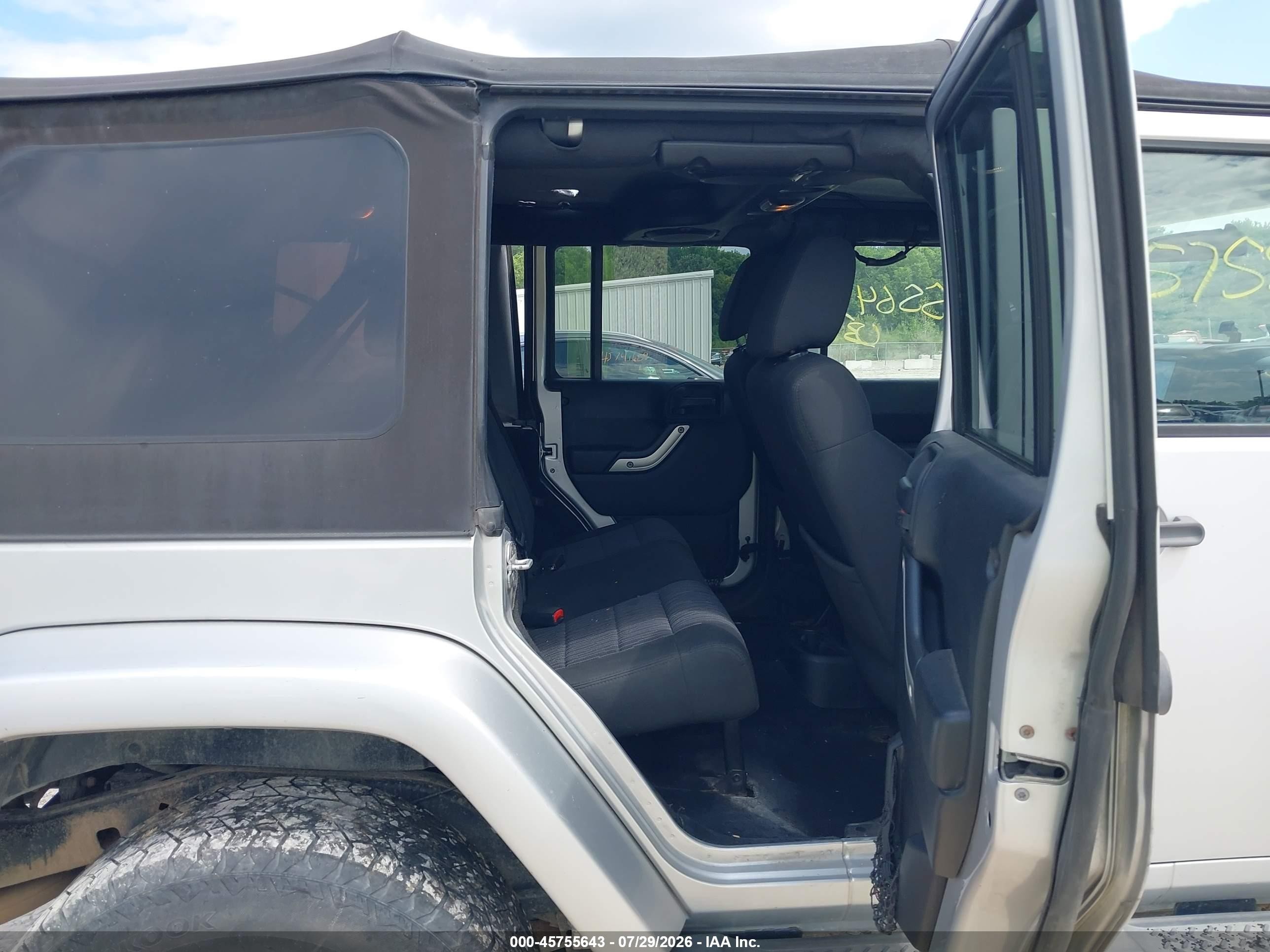2011 Jeep Wrangler Unlimited Sahara Silver vin: 1J4BA5H14BL512324