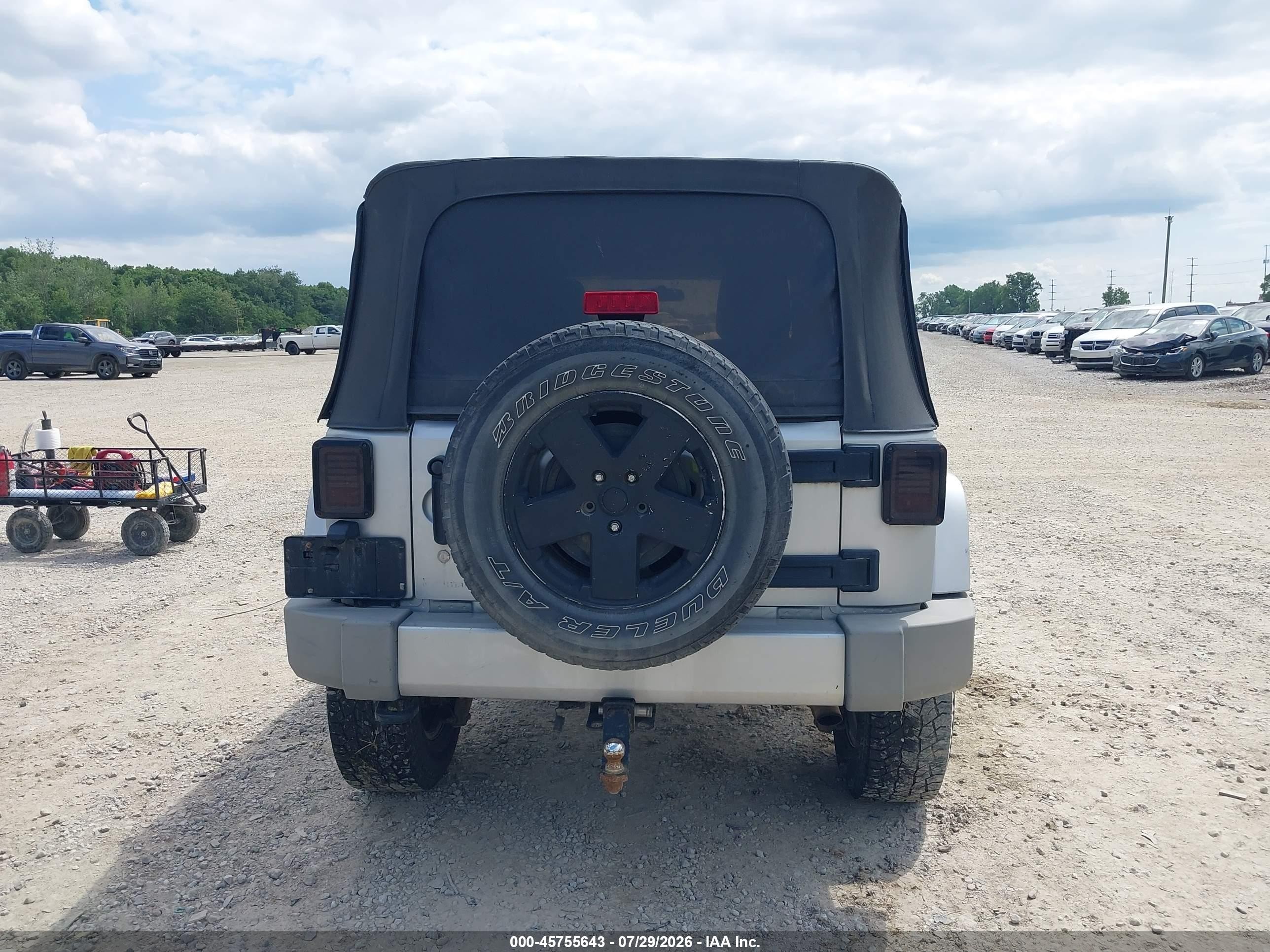 2011 Jeep Wrangler Unlimited Sahara Silver vin: 1J4BA5H14BL512324