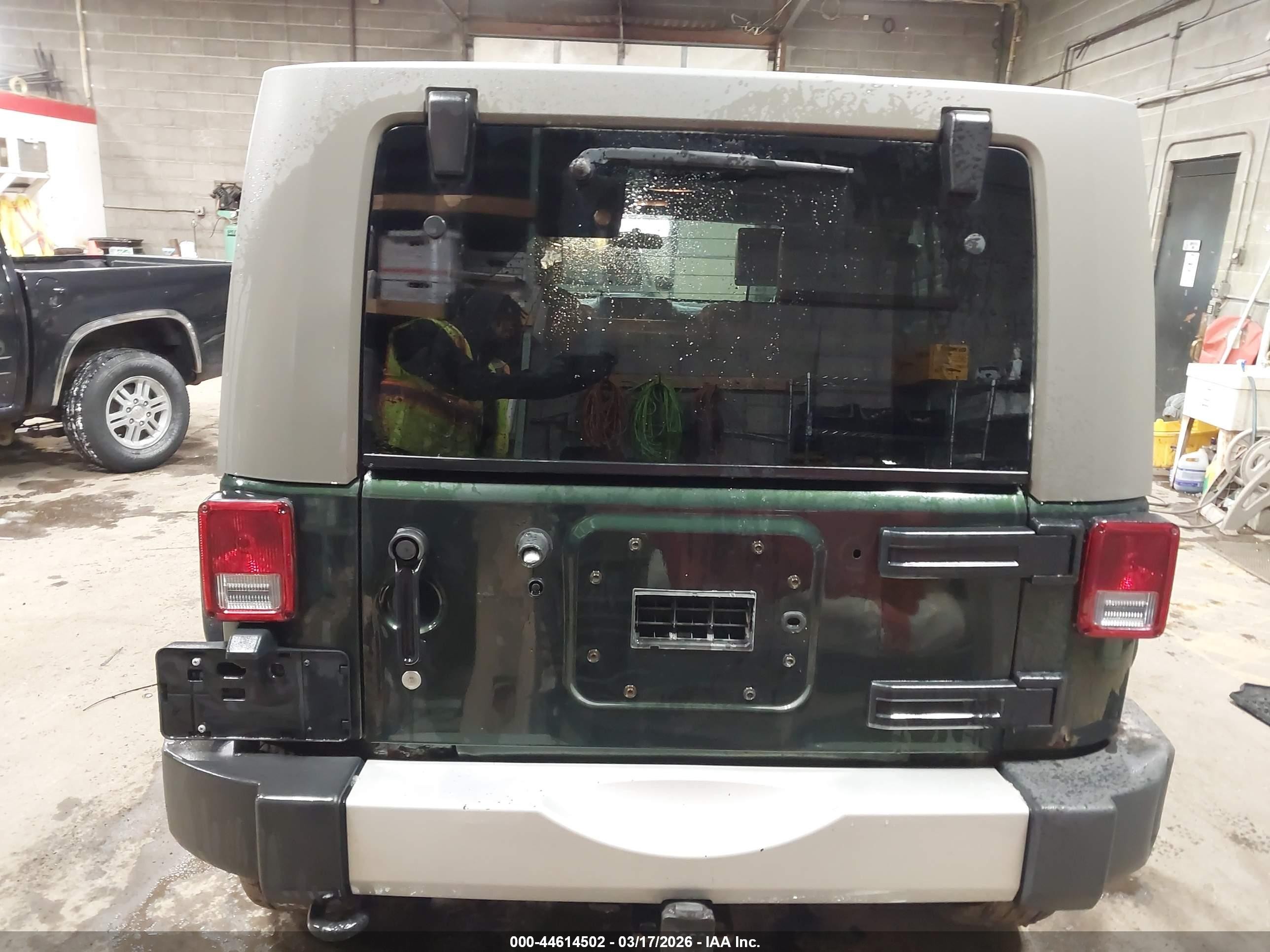 2010 Jeep Wrangler Unlimited Sahara Green vin: 1J4BA5H15AL225685