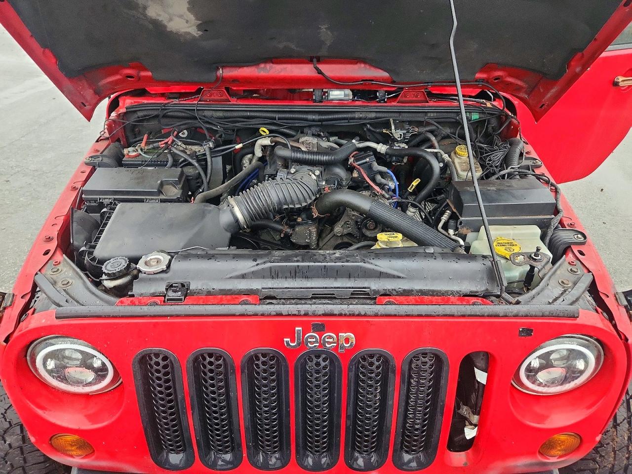 2011 Jeep Wrangler Unlimited Sahara Red vin: 1J4BA5H15BL638496