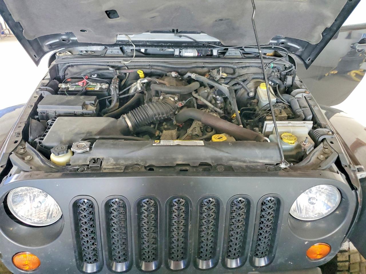 2010 Jeep Wrangler Unlimited Sahara Серый vin: 1J4BA5H16AL125739