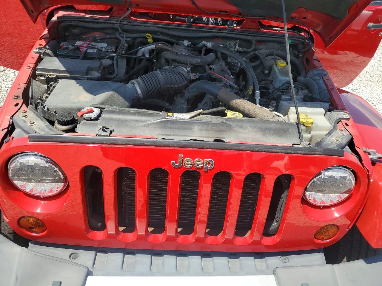 2010 Jeep Wrangler Unlimited Sahara Red vin: 1J4BA5H19AL170951