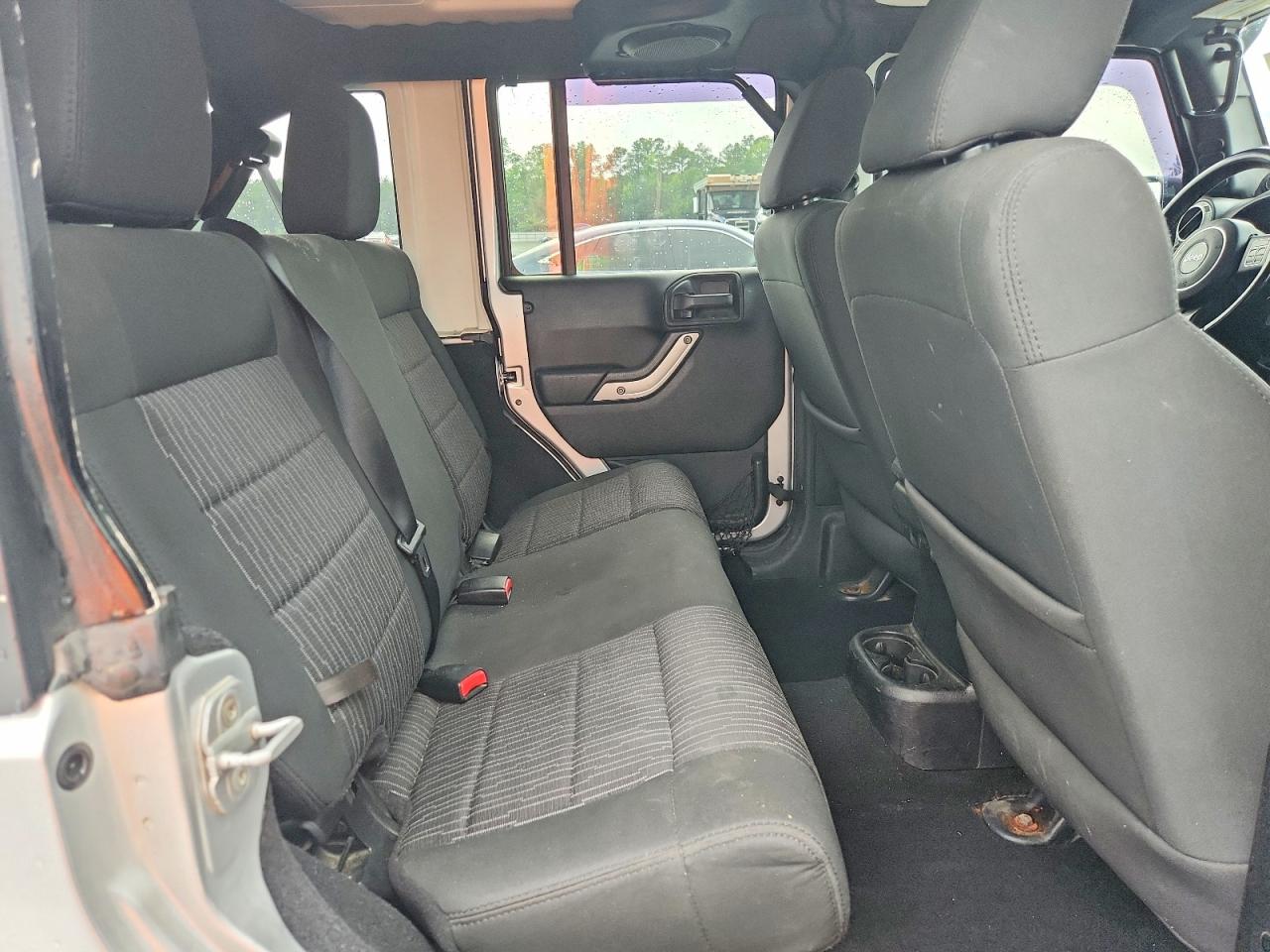 2011 Jeep Wrangler Unlimited Sahara Silver vin: 1J4BA5H19BL625556