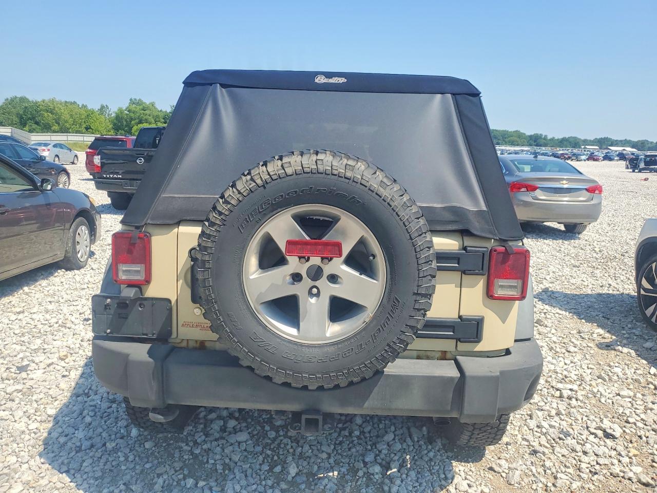 2011 Jeep Wrangler Unlimited Rubicon Бежевый vin: 1J4BA6H13BL598053