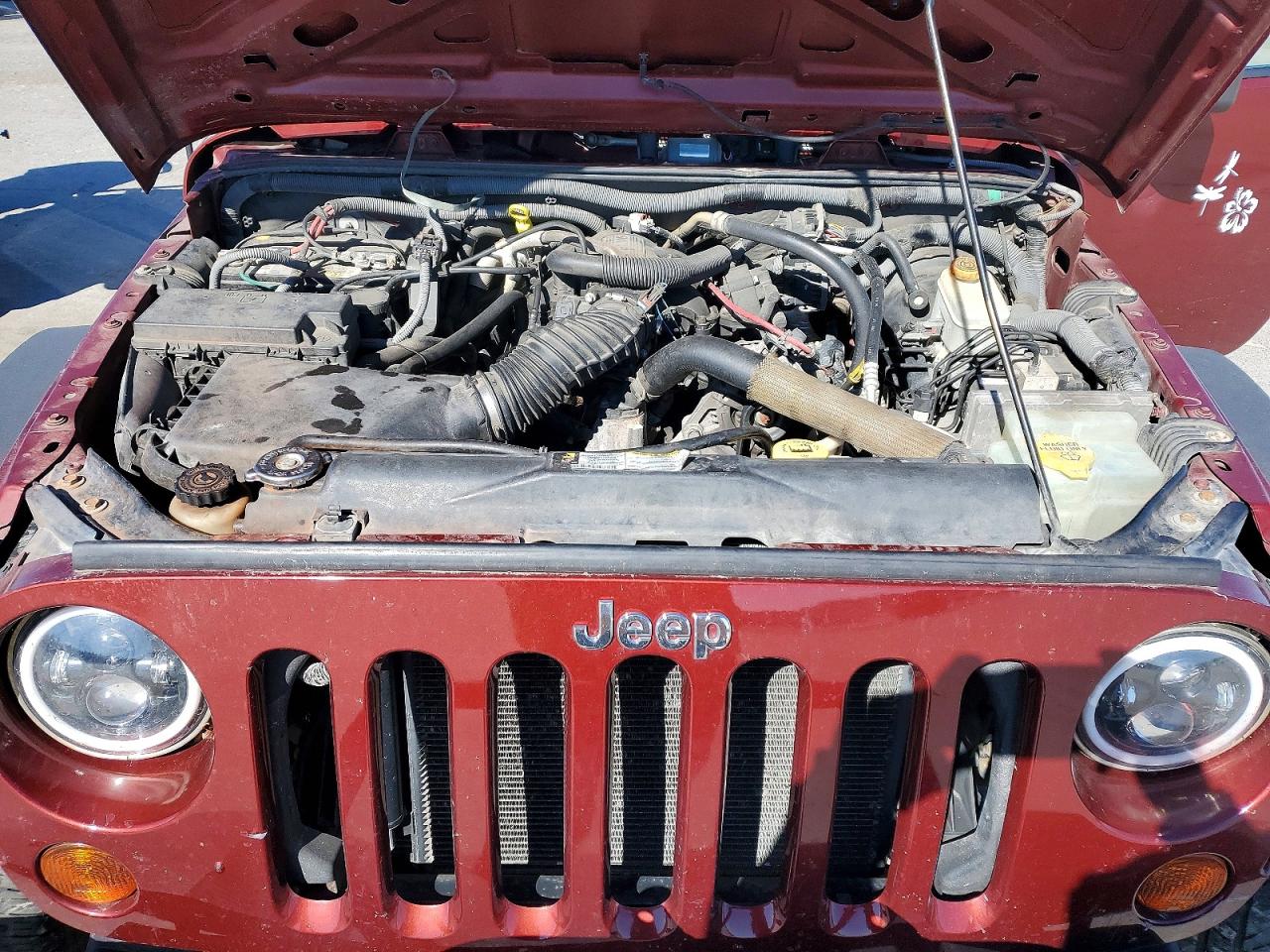 2010 Jeep Wrangler Unlimited Sport Burgundy vin: 1J4BB3H13AL232152