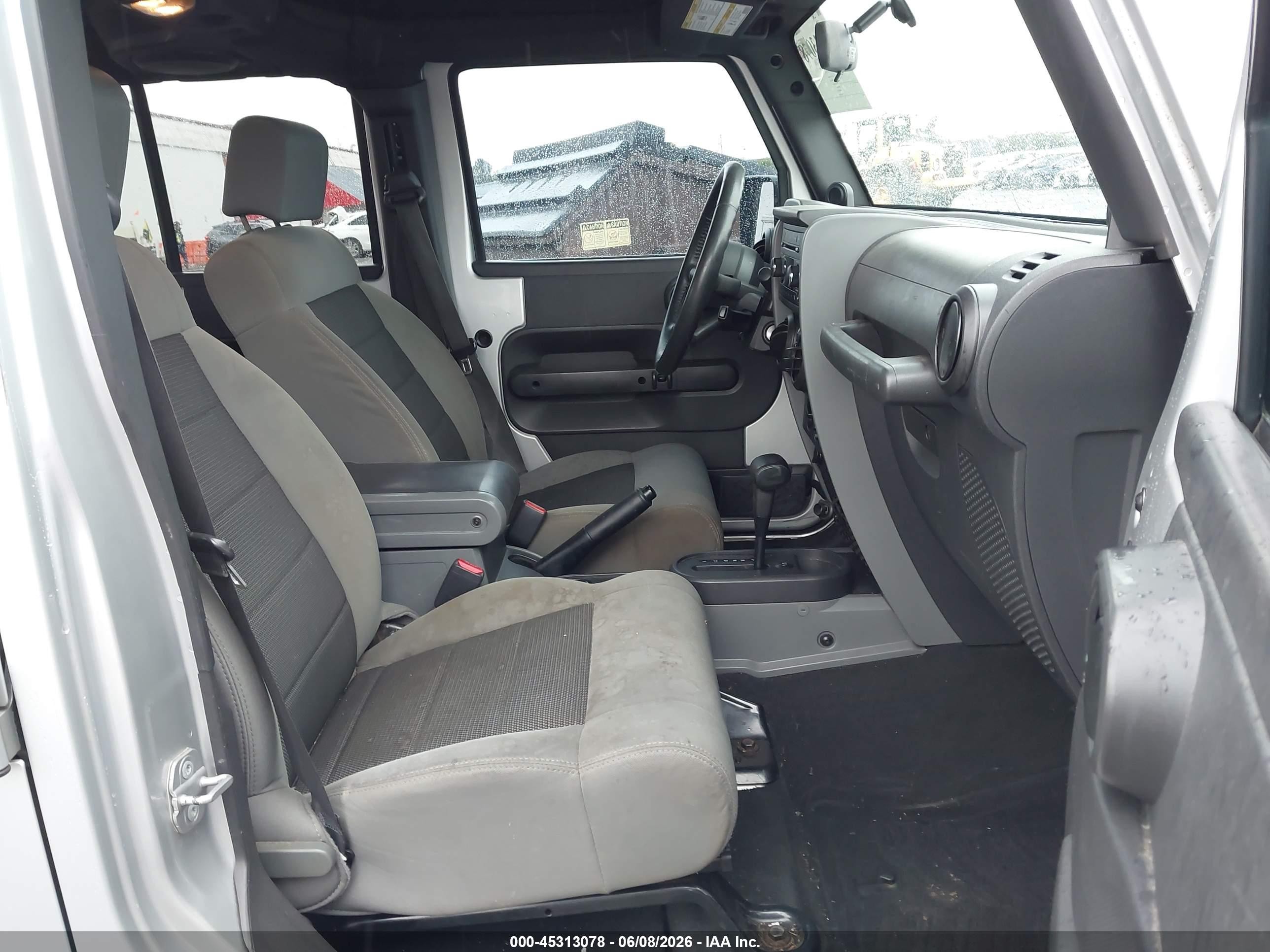 2010 Jeep Wrangler Unlimited Sport Silver vin: 1J4BB3H18AL106921