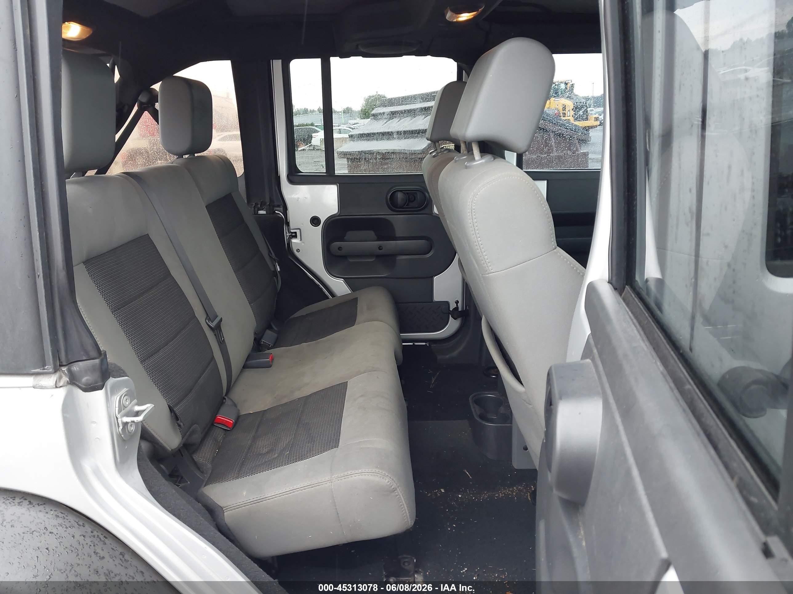 2010 Jeep Wrangler Unlimited Sport Silver vin: 1J4BB3H18AL106921