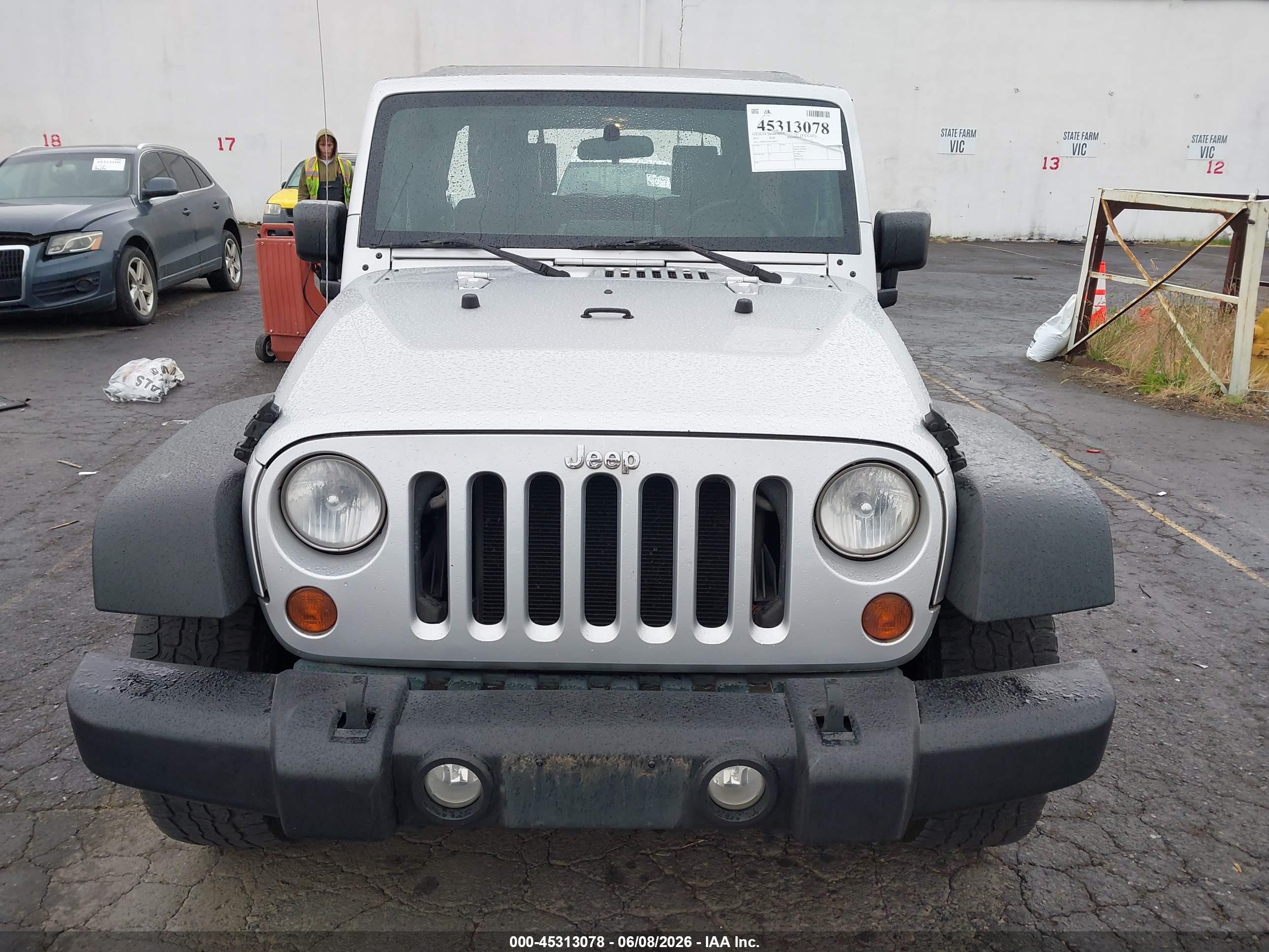 2010 Jeep Wrangler Unlimited Sport Silver vin: 1J4BB3H18AL106921