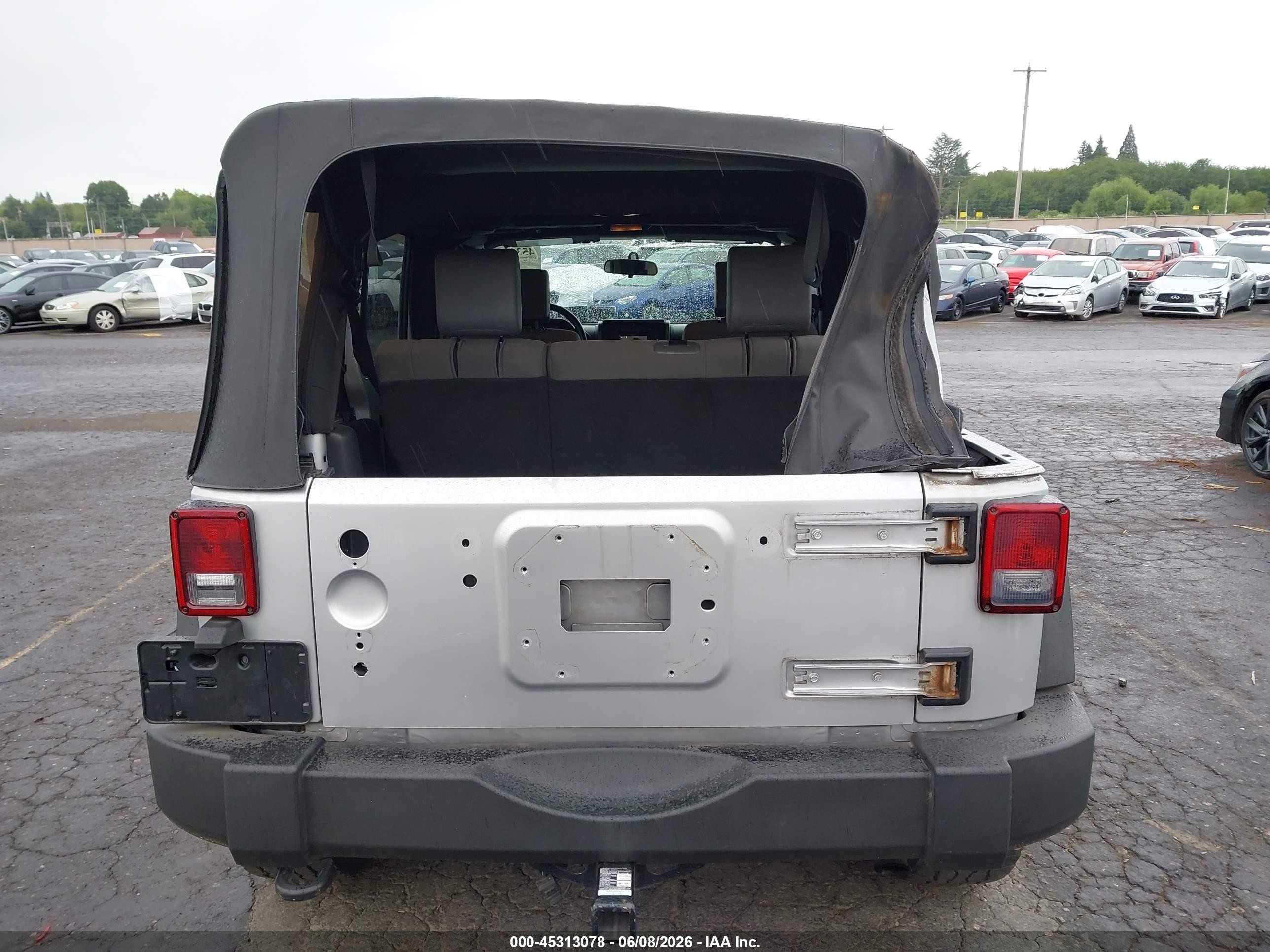 2010 Jeep Wrangler Unlimited Sport Silver vin: 1J4BB3H18AL106921