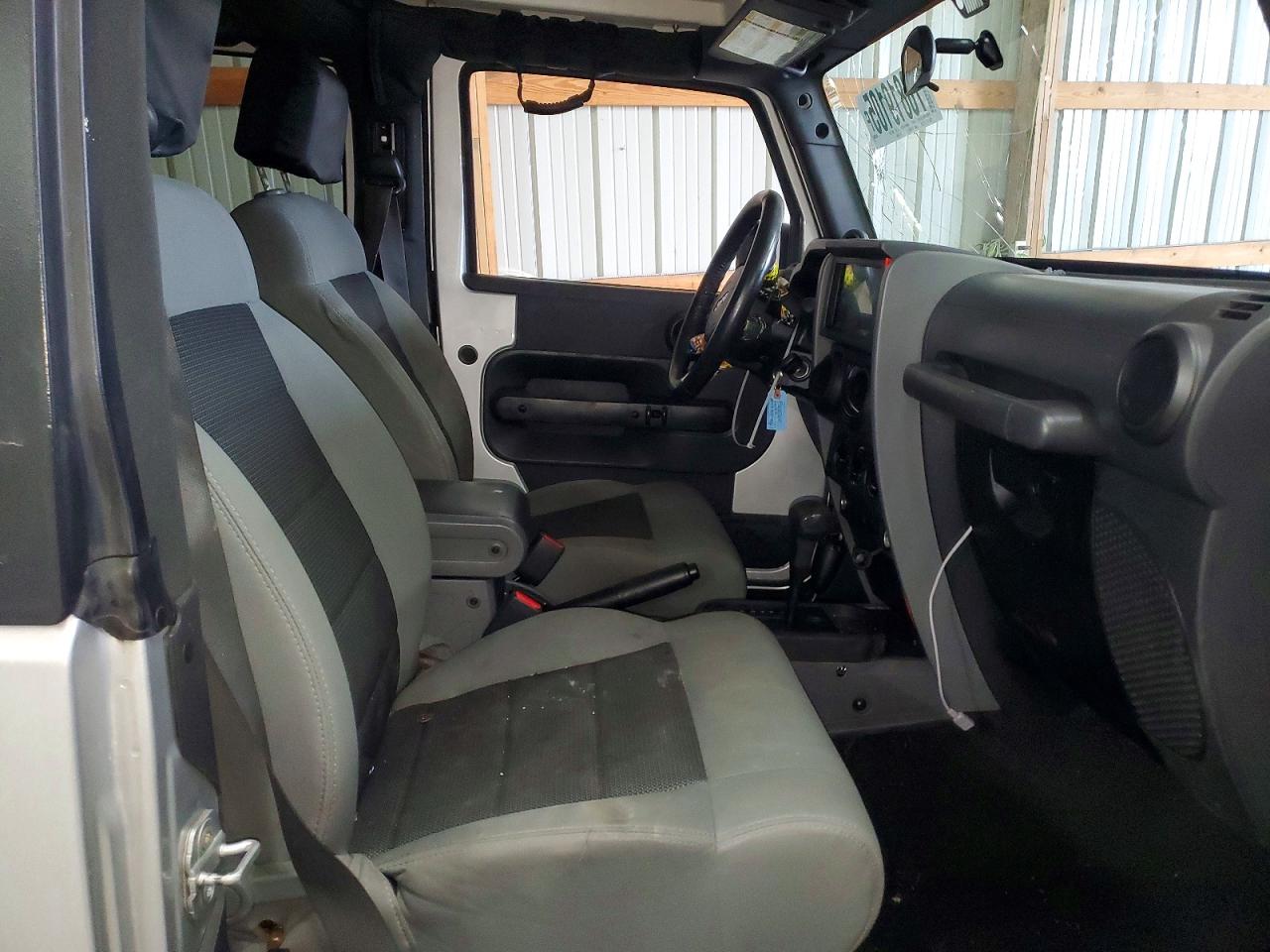 2008 Jeep Wrangler X Silver vin: 1J4FA24128L557924