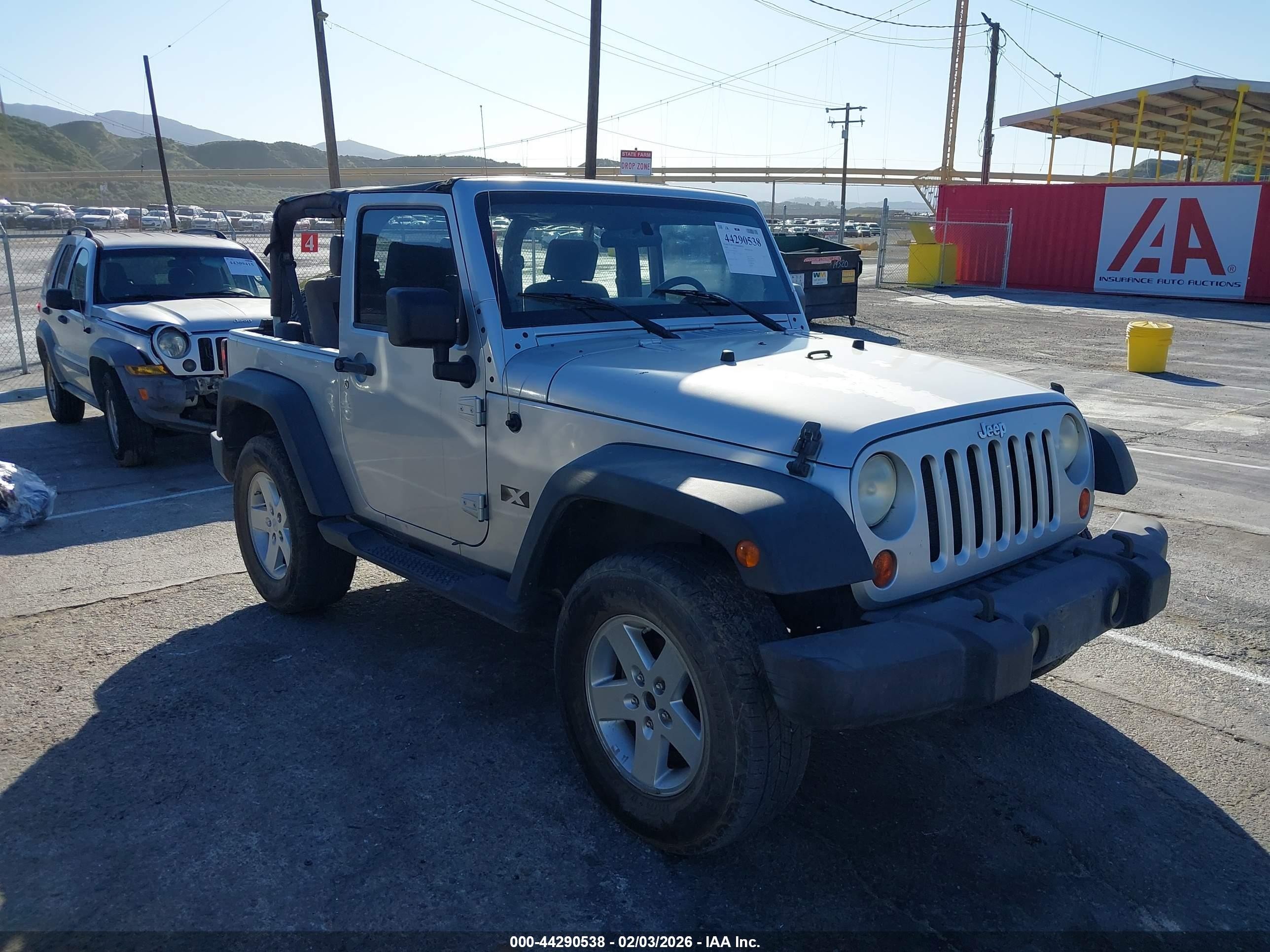 2008 Jeep Wrangler X Серебряный vin: 1J4FA24138L595632
