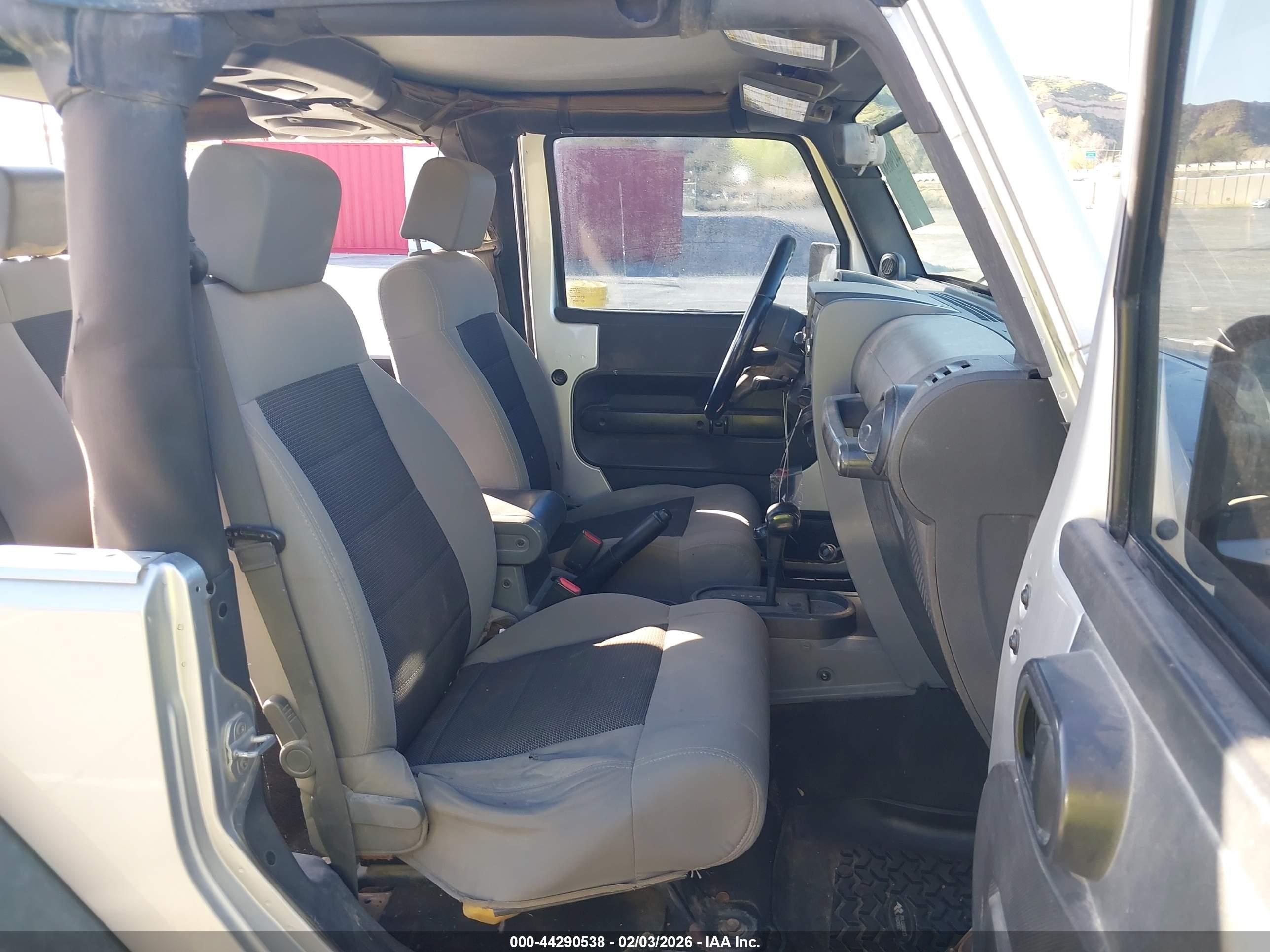 2008 Jeep Wrangler X Серебряный vin: 1J4FA24138L595632