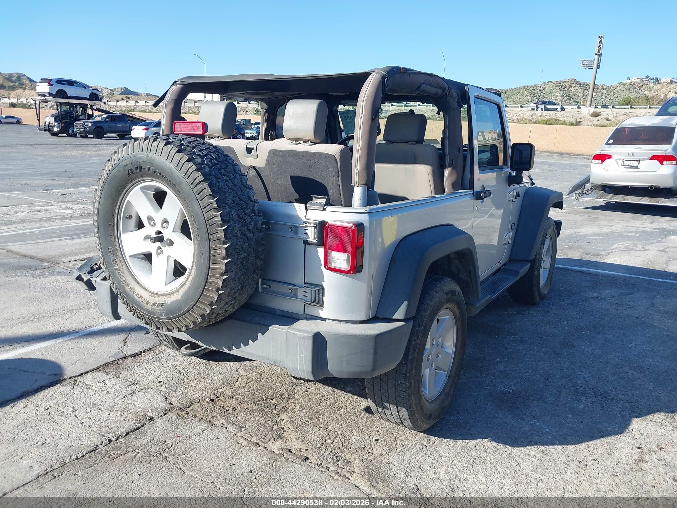 2008 Jeep Wrangler X Серебряный vin: 1J4FA24138L595632