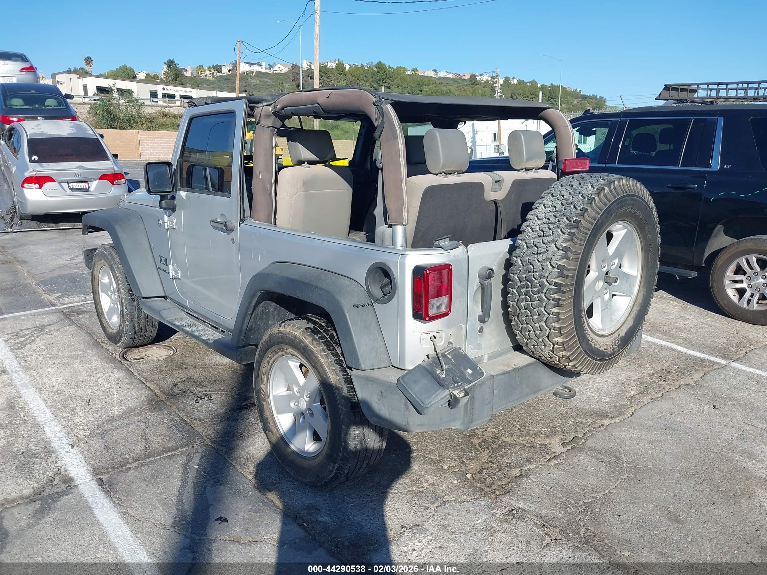 2008 Jeep Wrangler X Серебряный vin: 1J4FA24138L595632